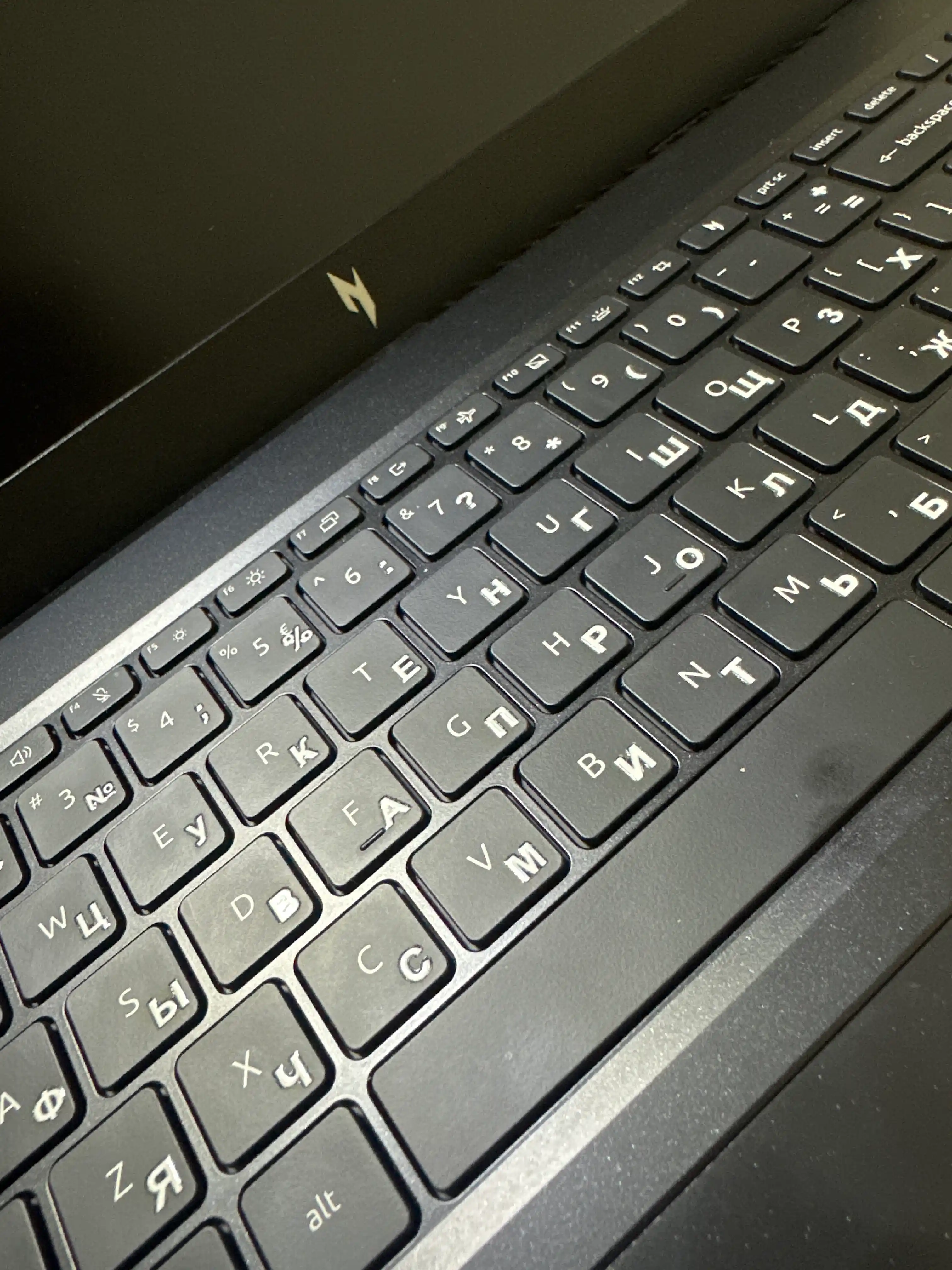 Shaffof ruscha kLaviatura nakleykasi – 3D bo‘rtma harflar, universal keyboard sticker