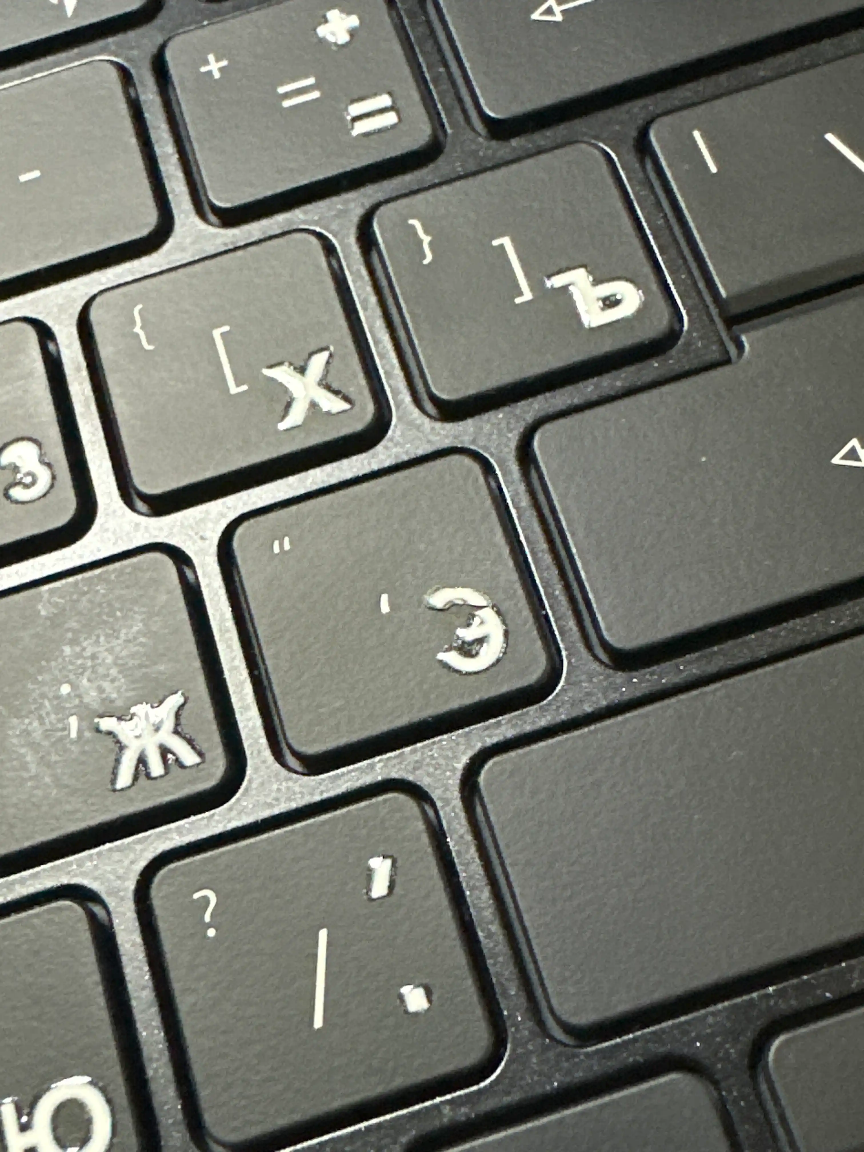 Shaffof ruscha kLaviatura nakleykasi – 3D bo‘rtma harflar, universal keyboard sticker