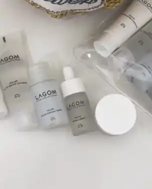 LAGOM TRAVEL KIT 5 в 1 набор средств с косметичкой, пенка, гель, тонер, сыворотка, крем