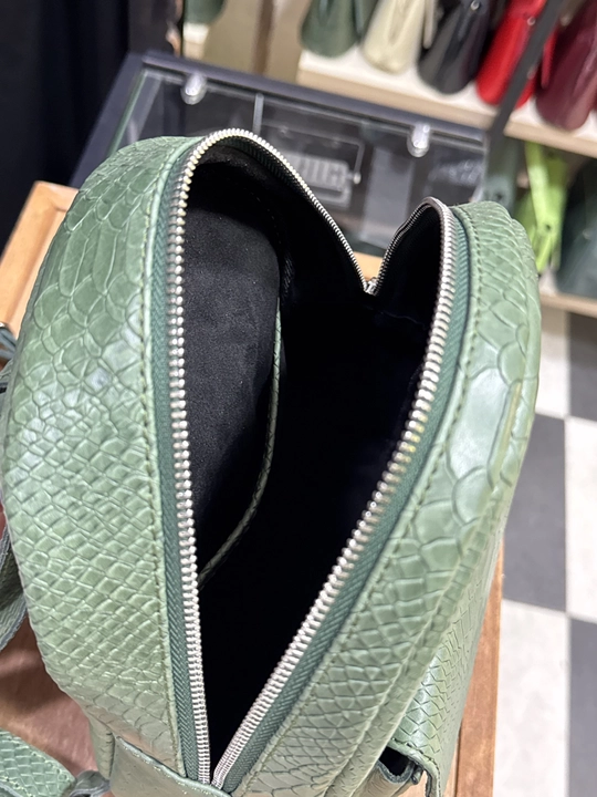 Ryukzak ayollar uchun tabiiy charmdan Black Gator