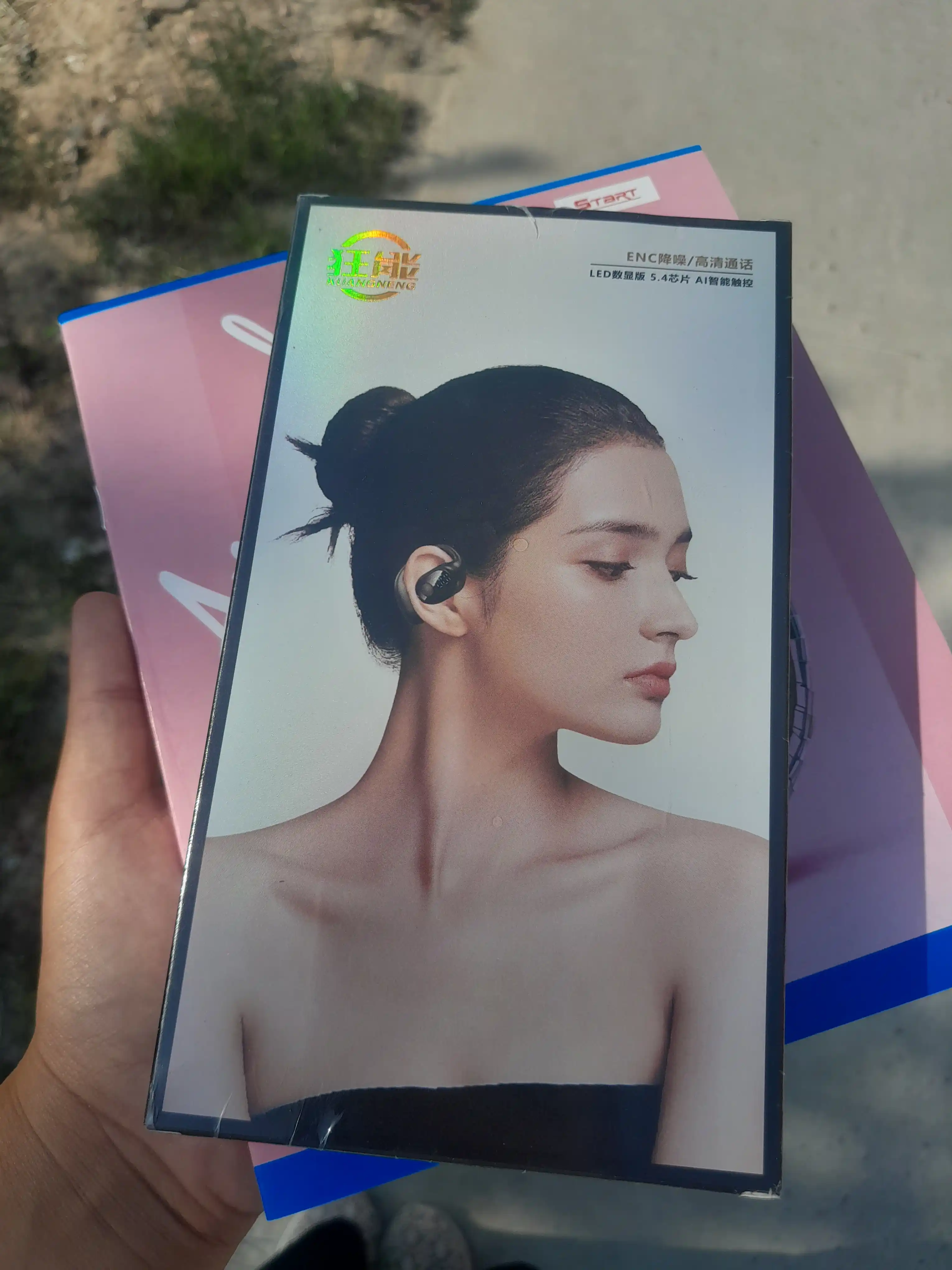 Bluetooth simsiz quloqchinlari, LED displey bilan