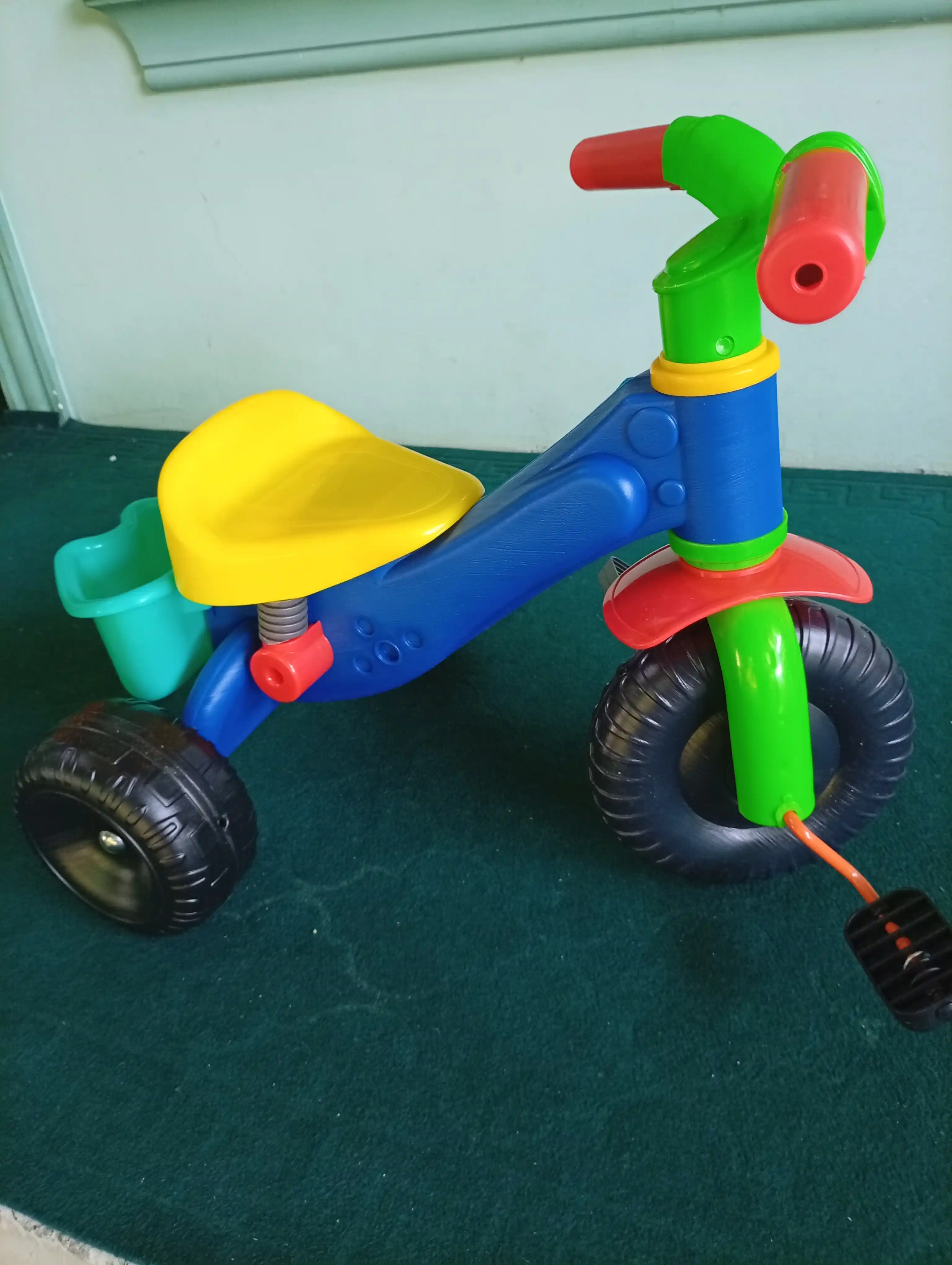 Bolalar uchun uch g'ildirakli velosiped savatli skuter