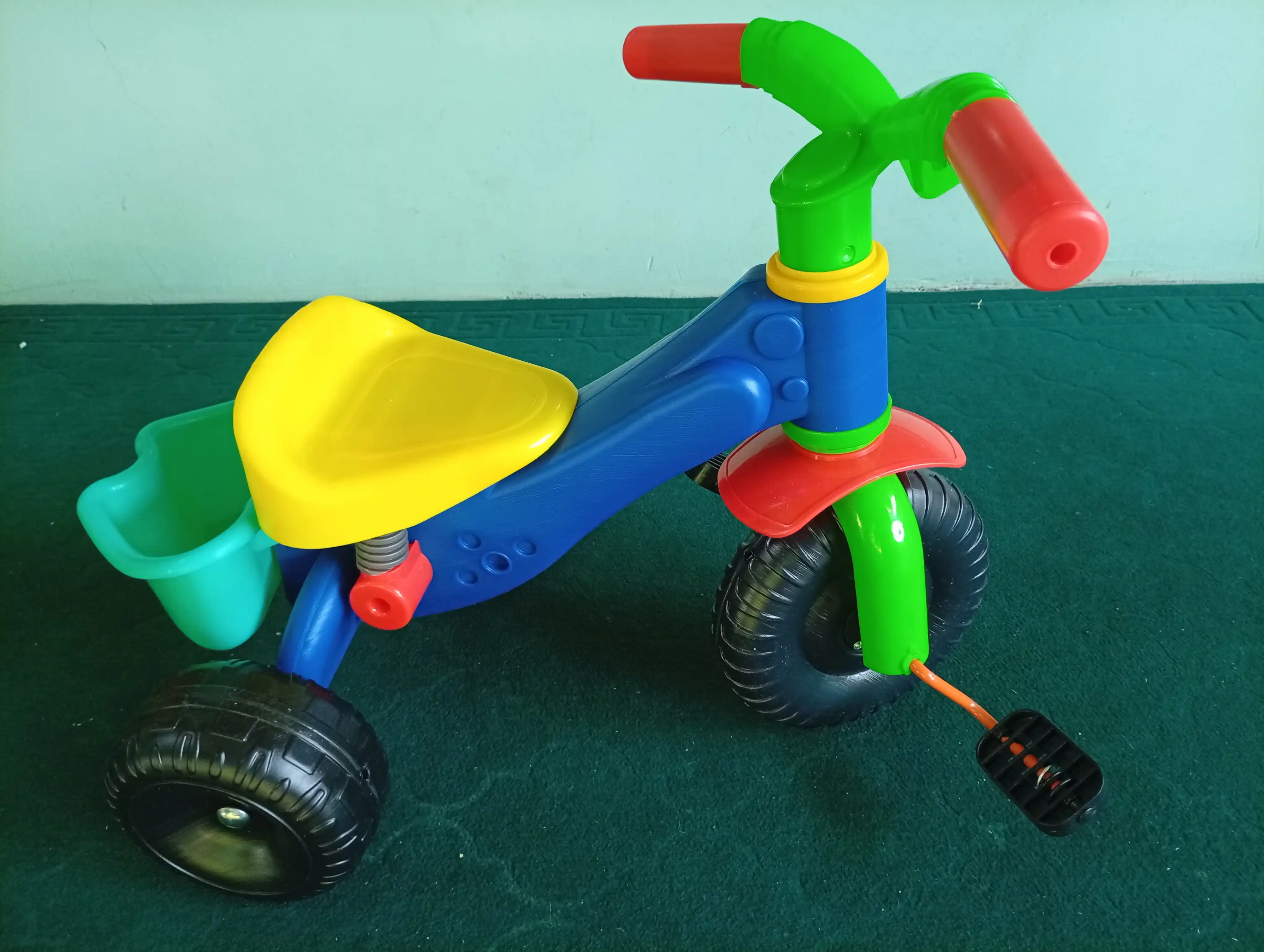 Bolalar uchun uch g'ildirakli velosiped savatli skuter
