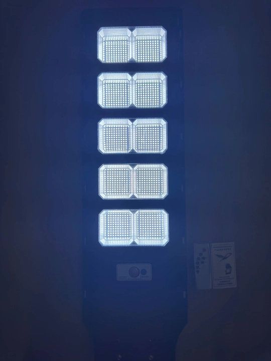 Quyosh energiyasida ishlaydigan 300W-400W-500W LED proyektor chiroq, pult va IP66 himoya