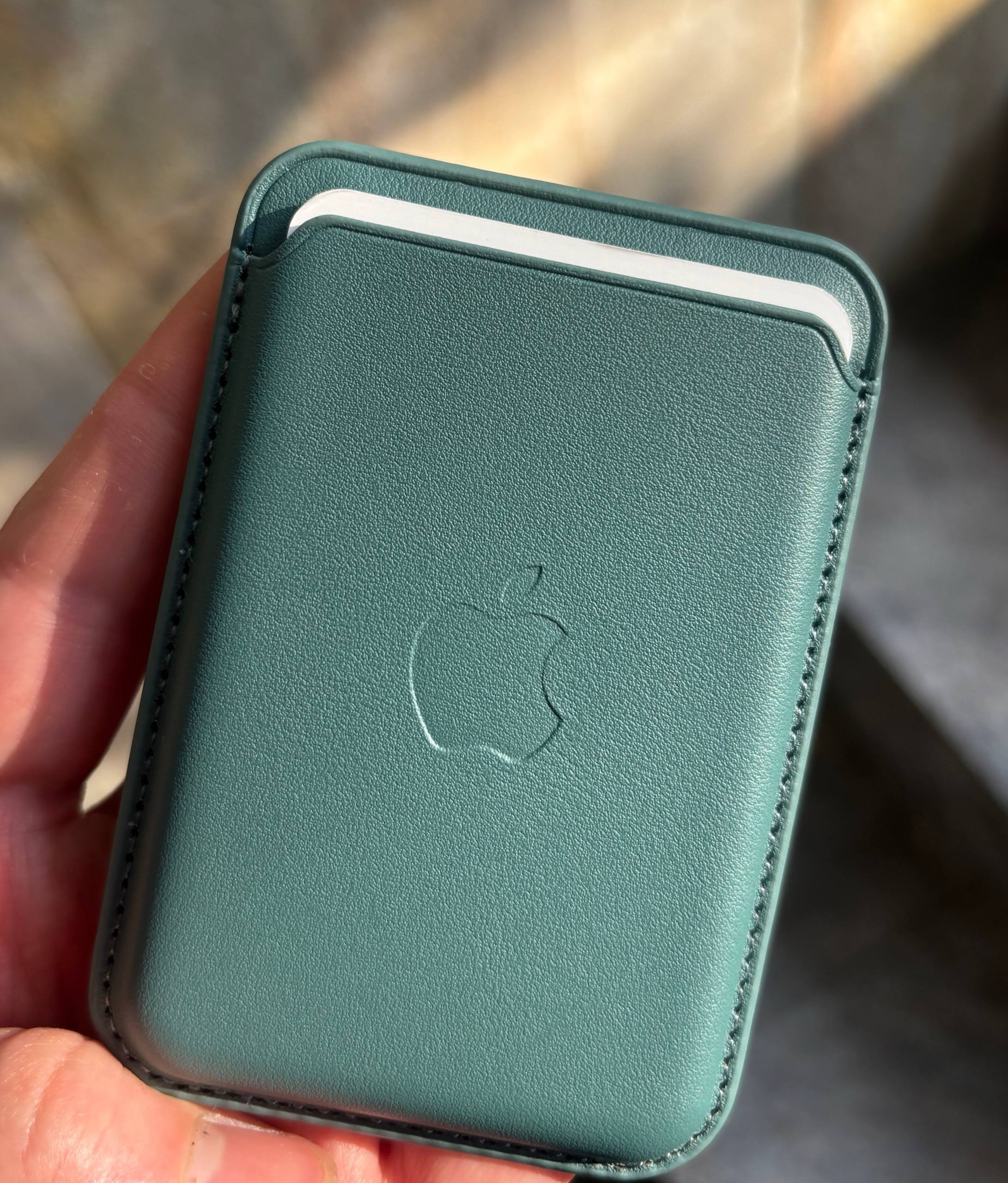 Magnitli cardxolder Iphone 12 dan boshlab, animatsiya bilan