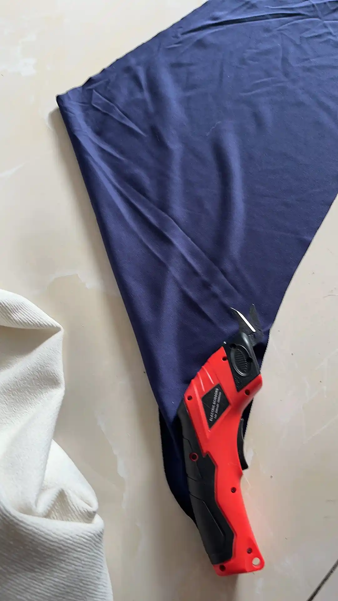Simsiz akkumulyatorli elektr qaychi, mato, charm, karton va plastik uchun, 3.6 V