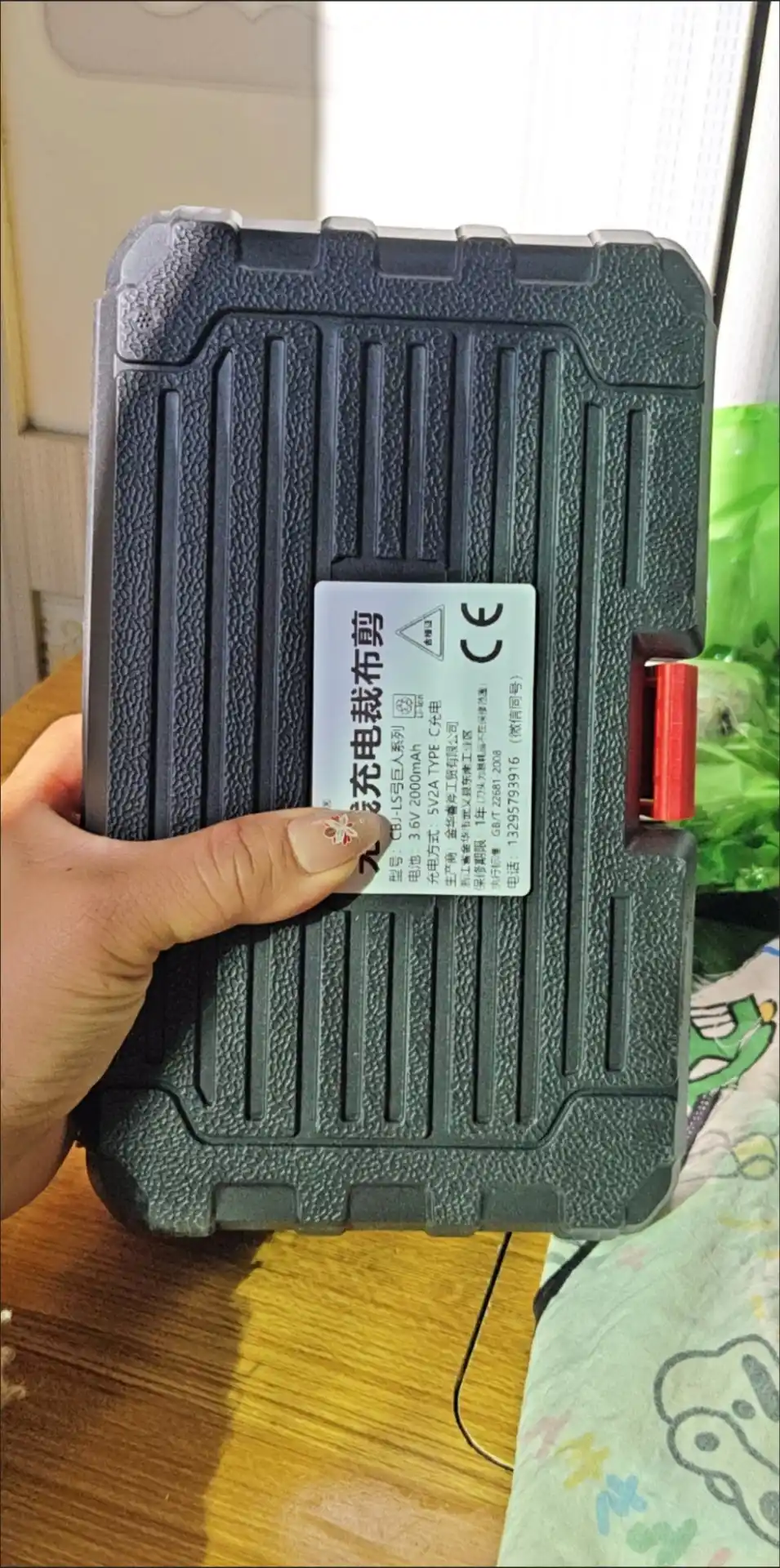 Simsiz akkumulyatorli elektr qaychi, mato, charm, karton va plastik uchun, 3.6 V
