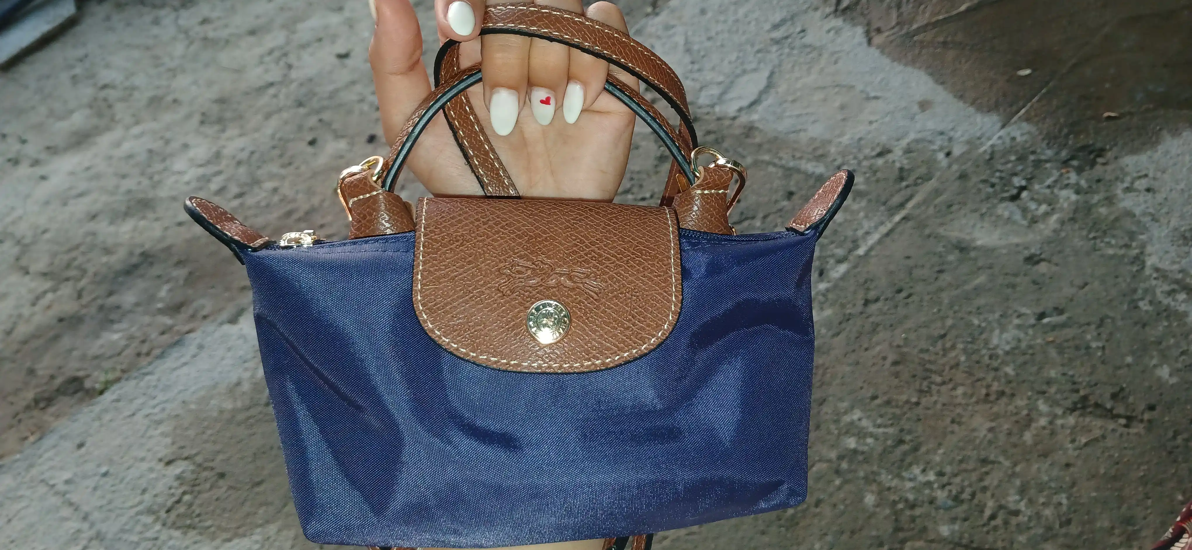 Ayollar sumkasi, mini Longchamp Le Pliage uslubida, yelkadan o‘tkazilgan ixcham