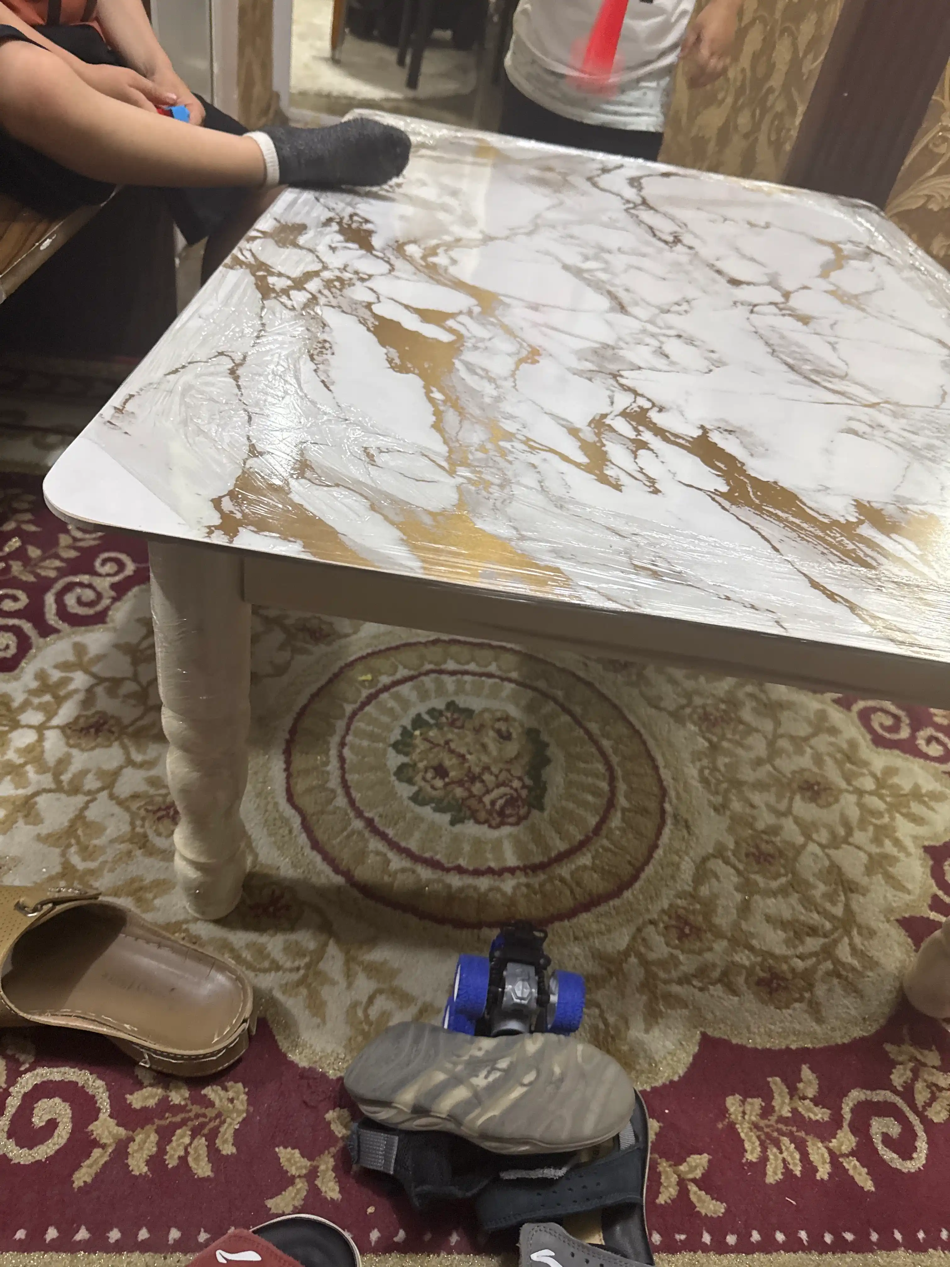 Qalinligi 6 mm bo‘lgan sifatli MDFdan tayyorlangan past stolcha