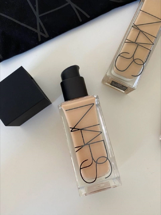 CC va NARS tonal kremi - teri rangini tekislaydi