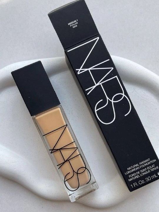 CC va NARS tonal kremi - teri rangini tekislaydi