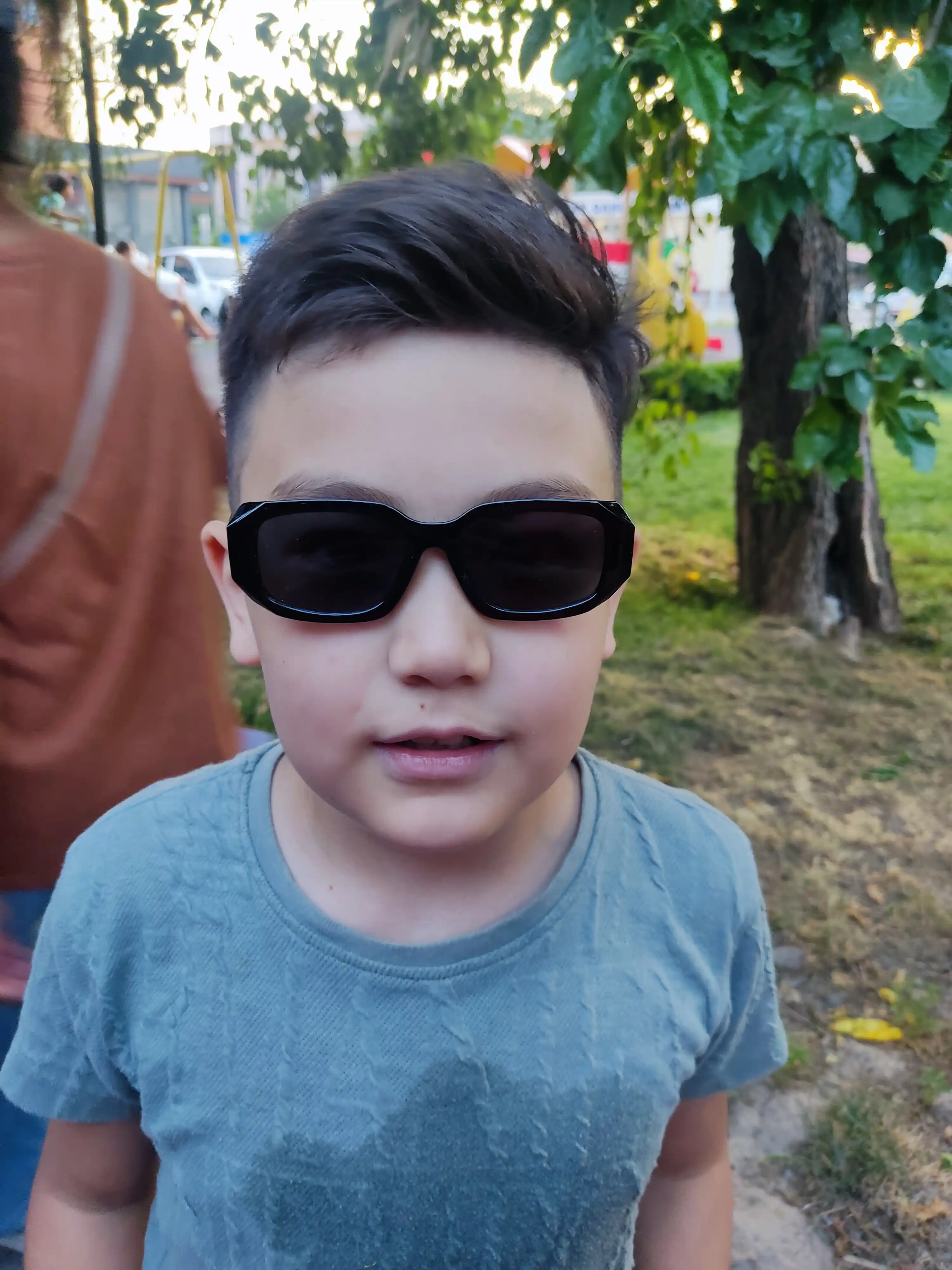 O‘g‘il va qiz bolalar uchun quyoshdan himoyalovchi ko‘zoynaklar