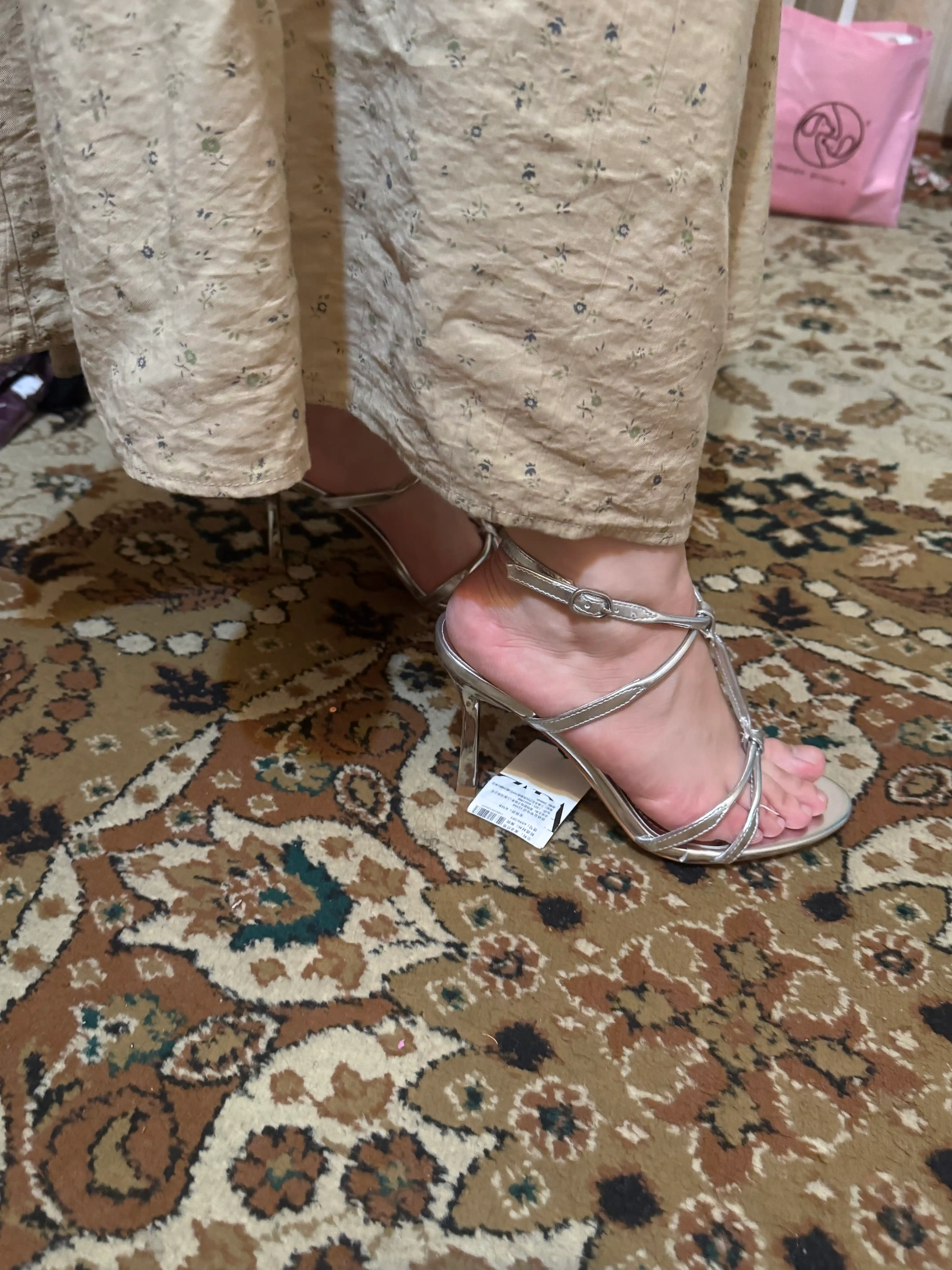 Zara ayollarning baland poshnali bosonojkalar, bir o'lchamga kichik