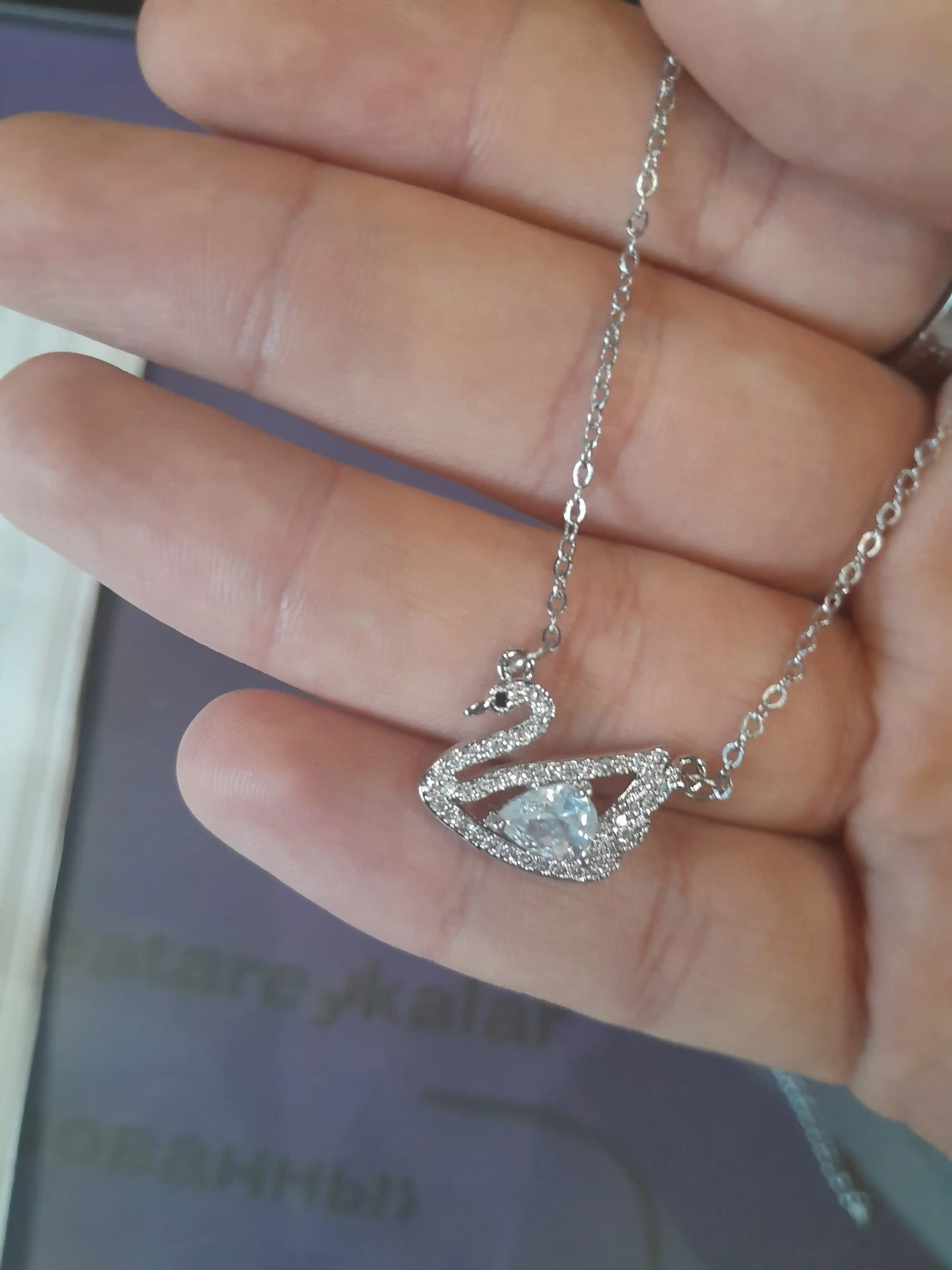 Ayollar zanjiri - oqqush shaklidagi marjon, SWAROVSKI kristallari bilan bezatilgan
