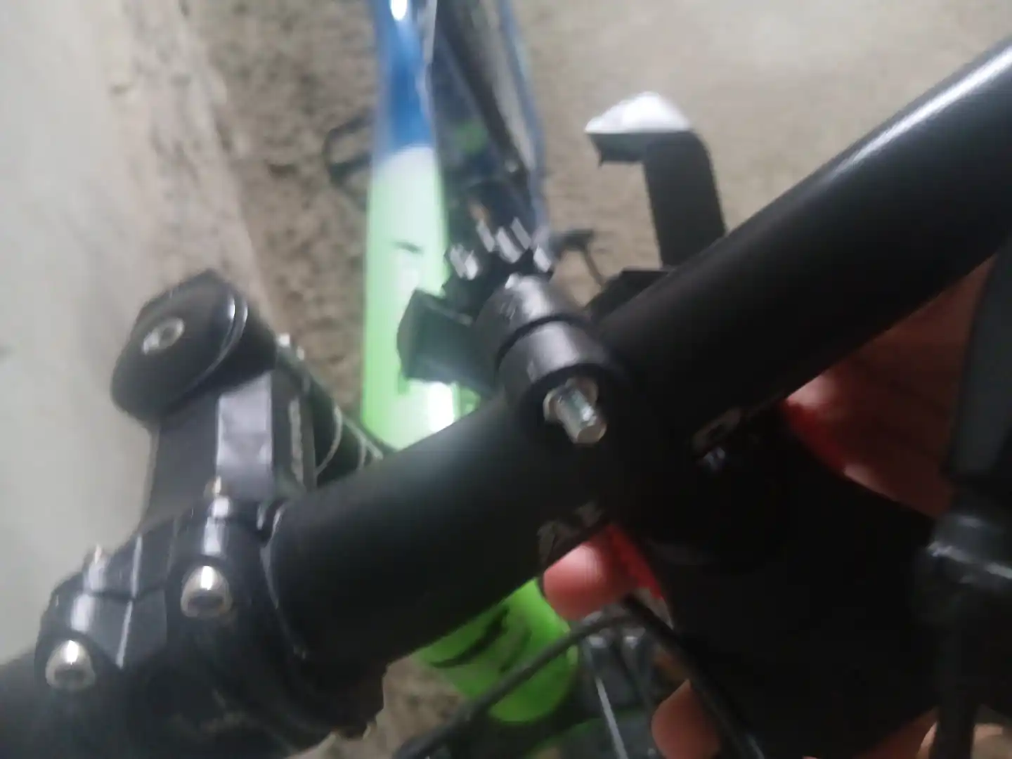 Velosiped va samokat uchun telefon uchun ushlagich, universal va ishonchli