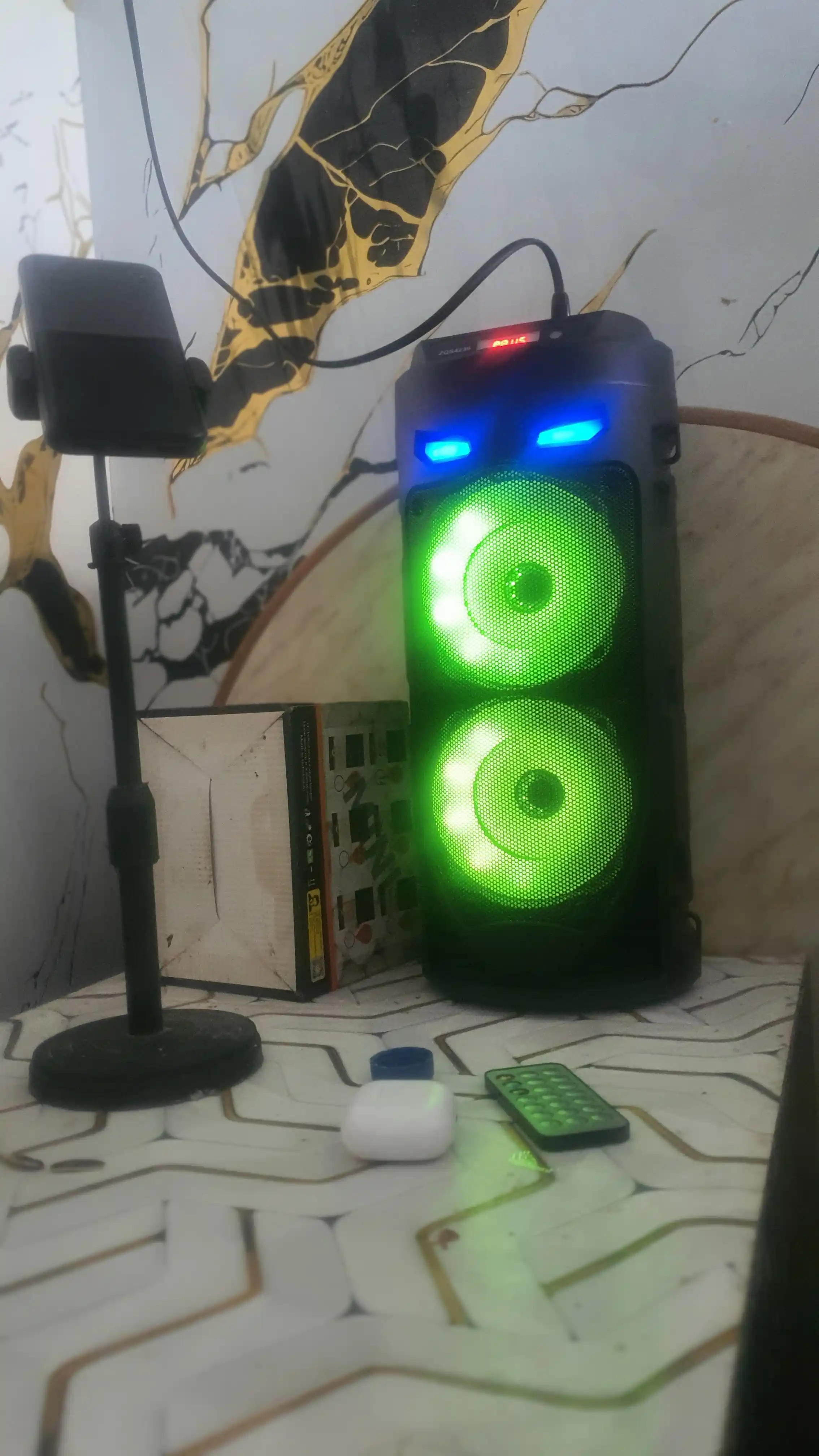 Katta Bluetooth simsiz kolonka, karaoke, RGB yoritish, mikrofon va pult bilan