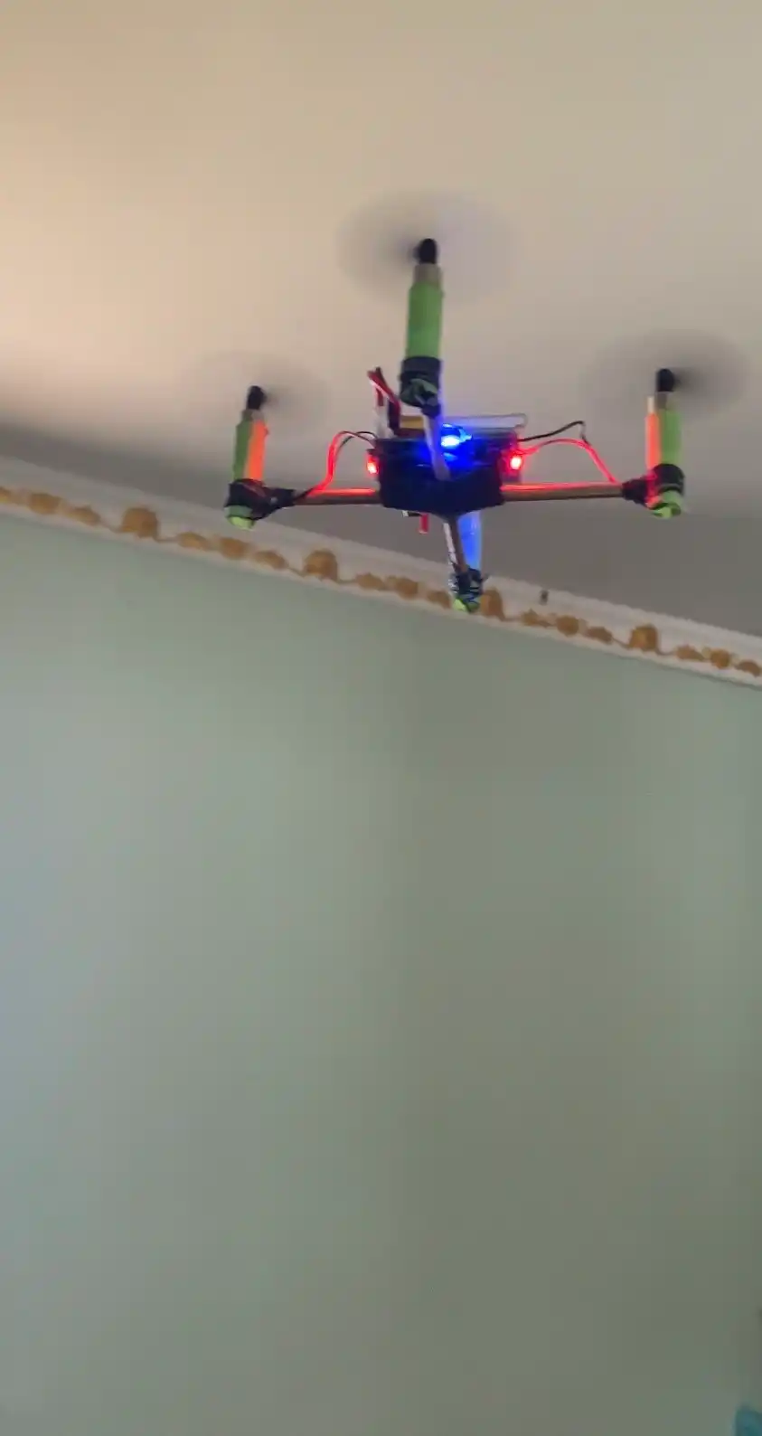 360° tryuklar va yorqin RGB yoritgichlarga ega, radio orqali boshqariladigan Fighter dron-samolyoti