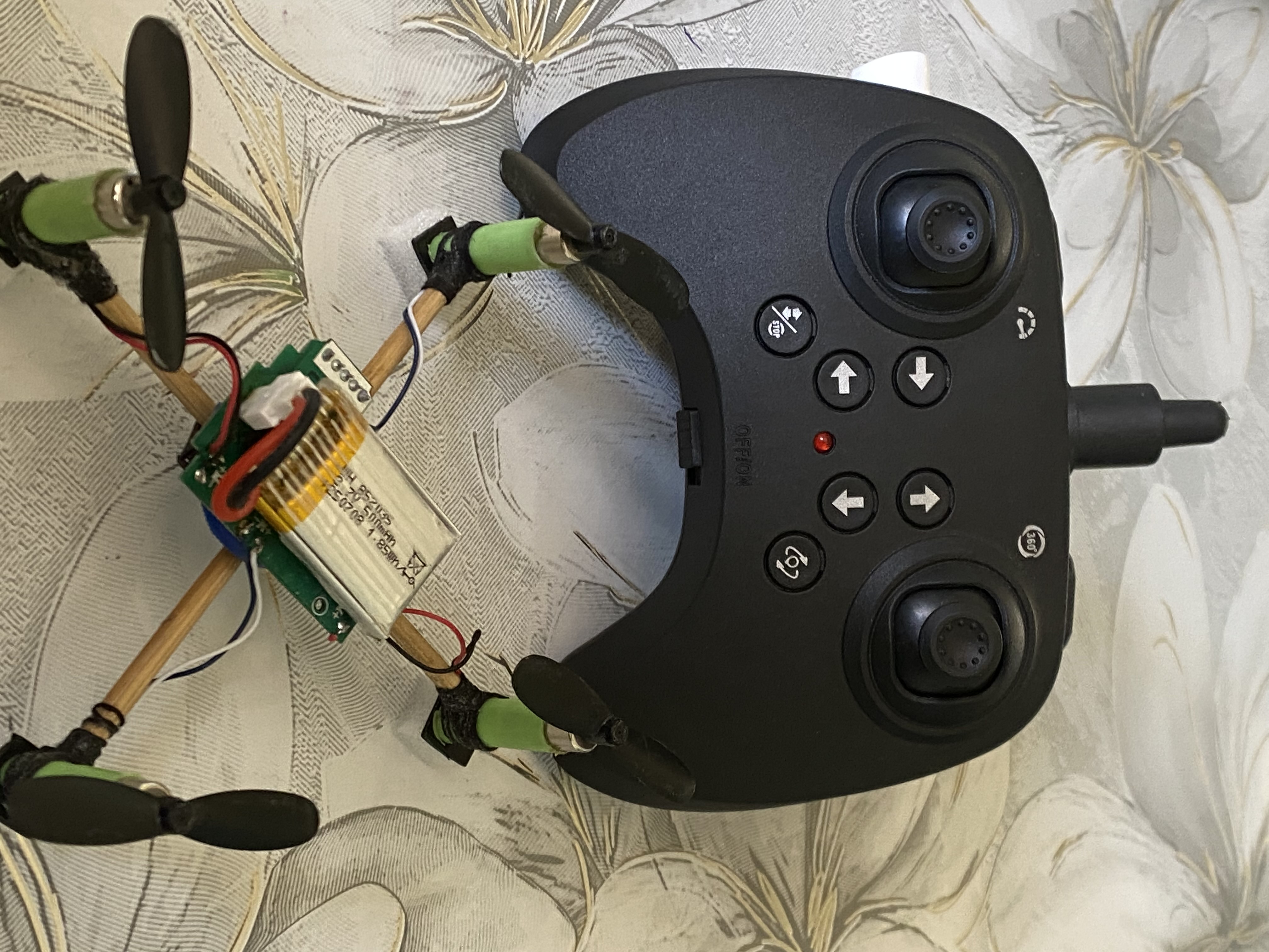 360° tryuklar va yorqin RGB yoritgichlarga ega, radio orqali boshqariladigan Fighter dron-samolyoti