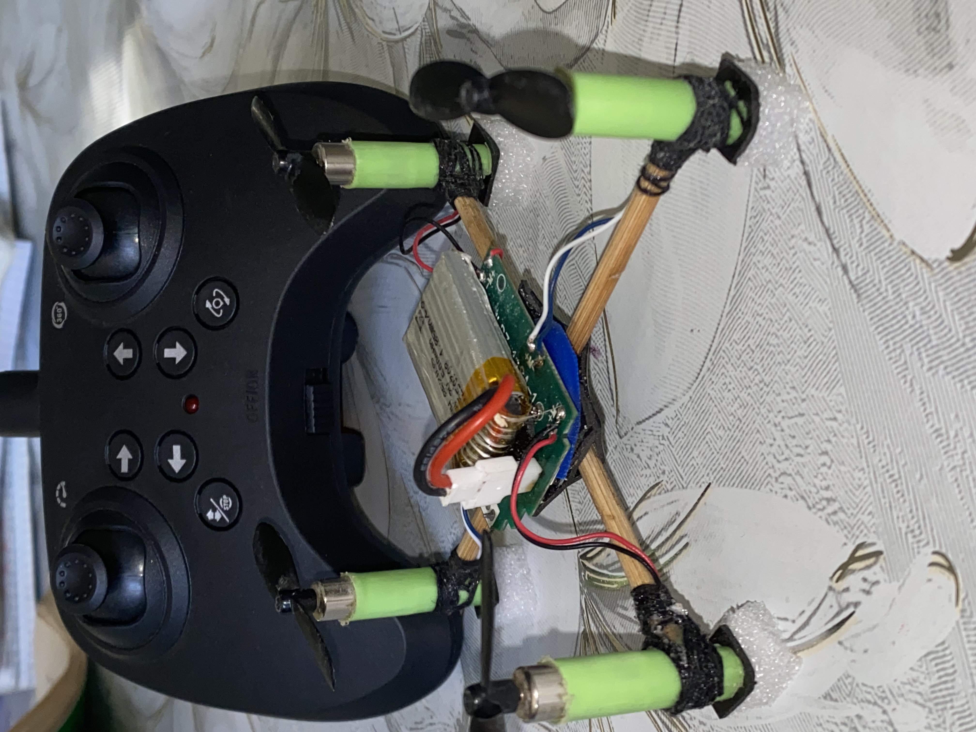 360° tryuklar va yorqin RGB yoritgichlarga ega, radio orqali boshqariladigan Fighter dron-samolyoti