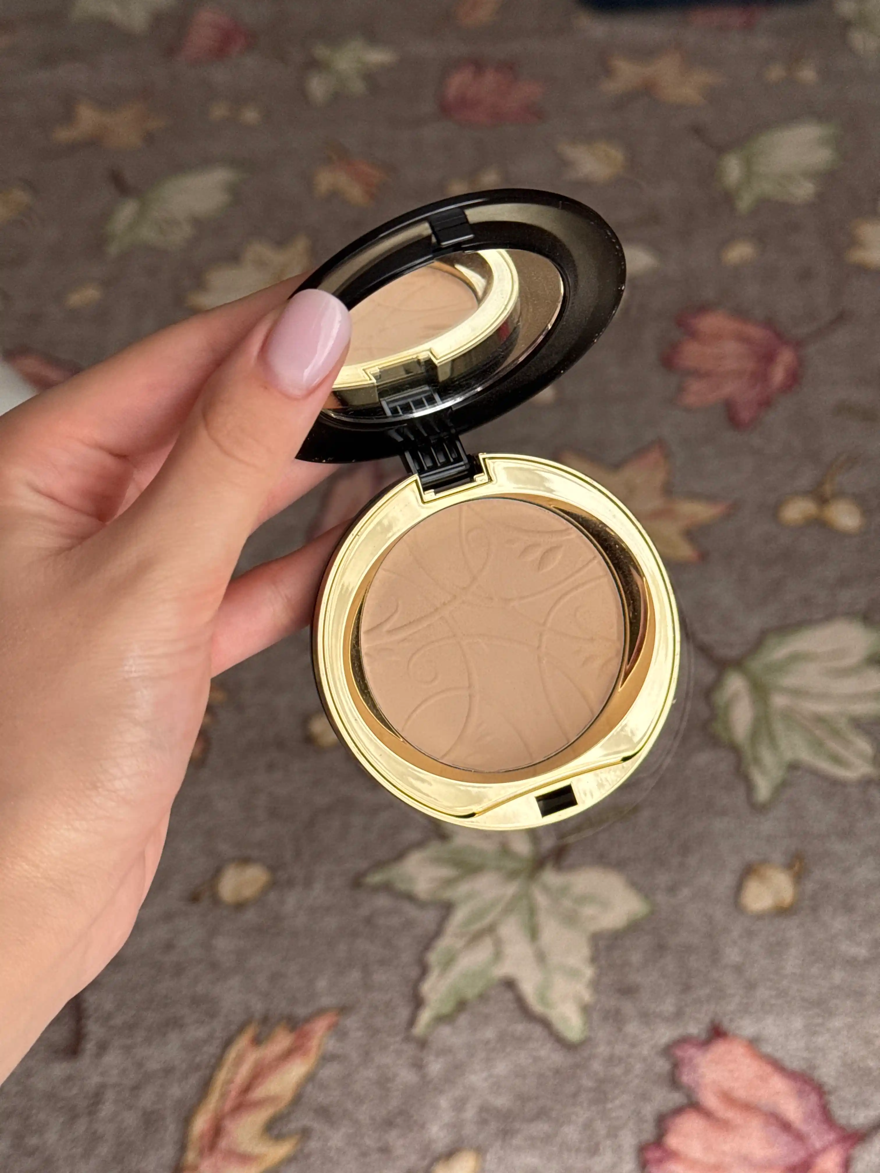 Pudra Eveline Celebrities Beauty, mineralli va matlashtiruvchi, ton 23 Qum, 9 g