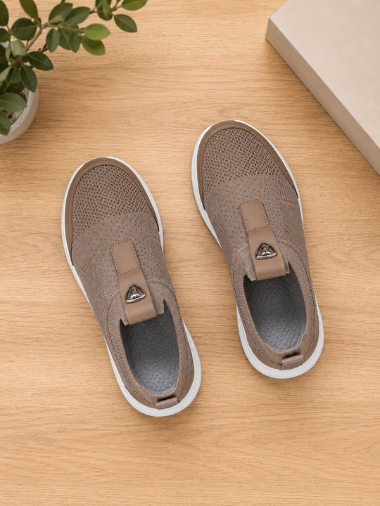 Erkaklar setkalik yozgi krossovkasi. Slip-on (bog'ichsiz)