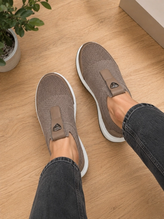 Erkaklar setkalik yozgi krossovkasi. Slip-on (bog'ichsiz)