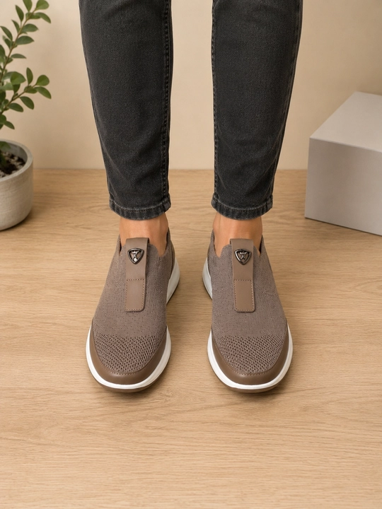 Erkaklar setkalik yozgi krossovkasi. Slip-on (bog'ichsiz)