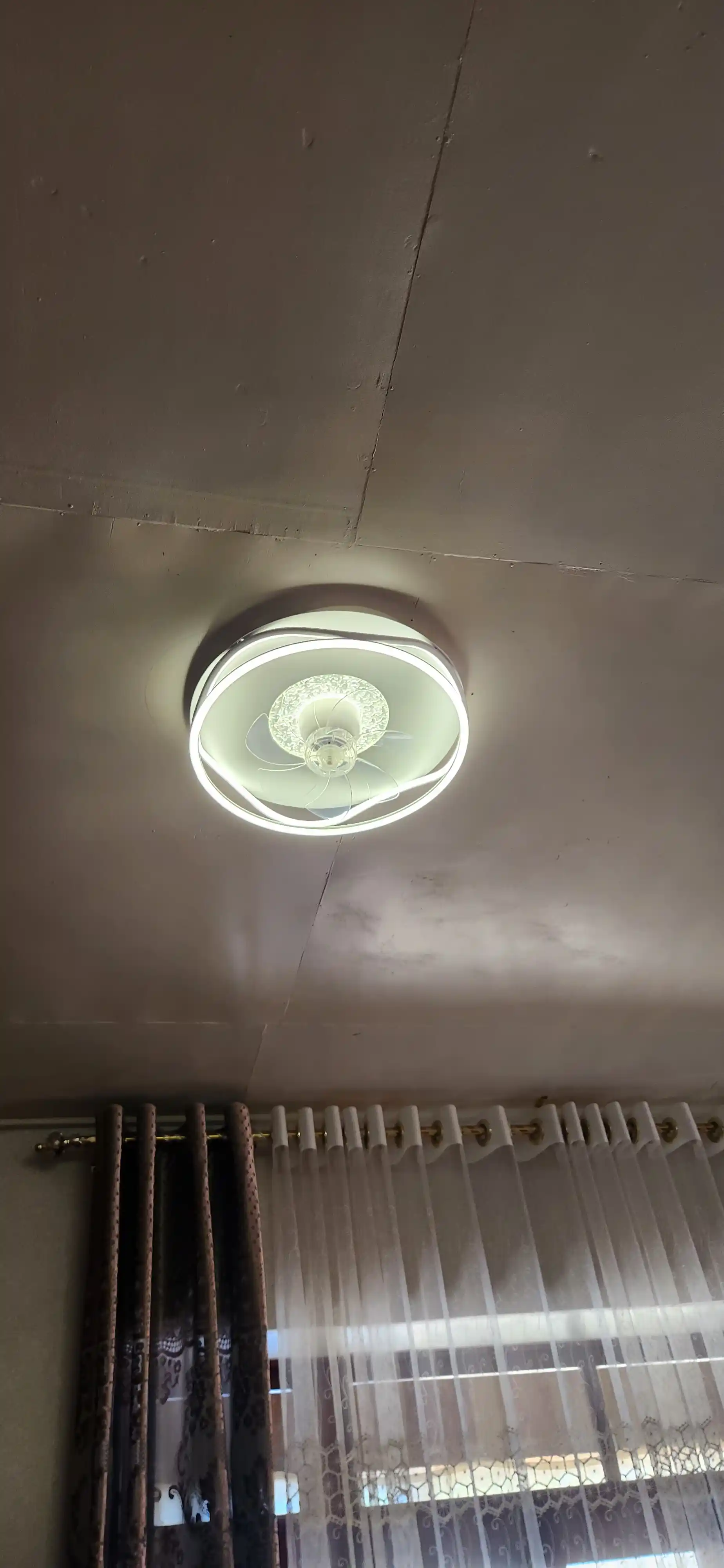 Shiftga lyustra ventilyator LED — 3 xil yorug‘lik, 6 tezlik, pult boshqaruv, sokin ishlash