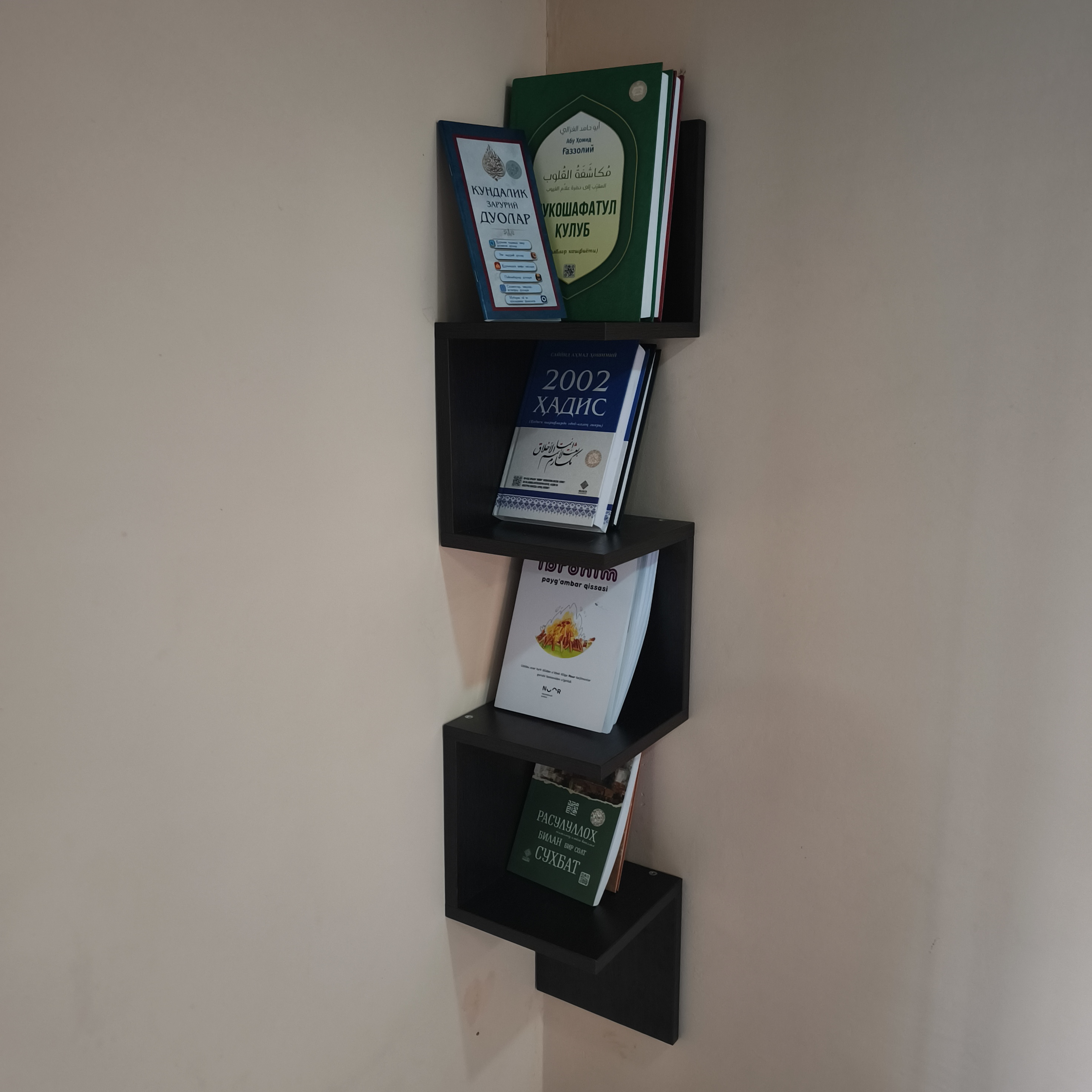 Burchak devor tokchasi kitob va dekor uchun, vertikal stelaj, osma dekorativ tokcha