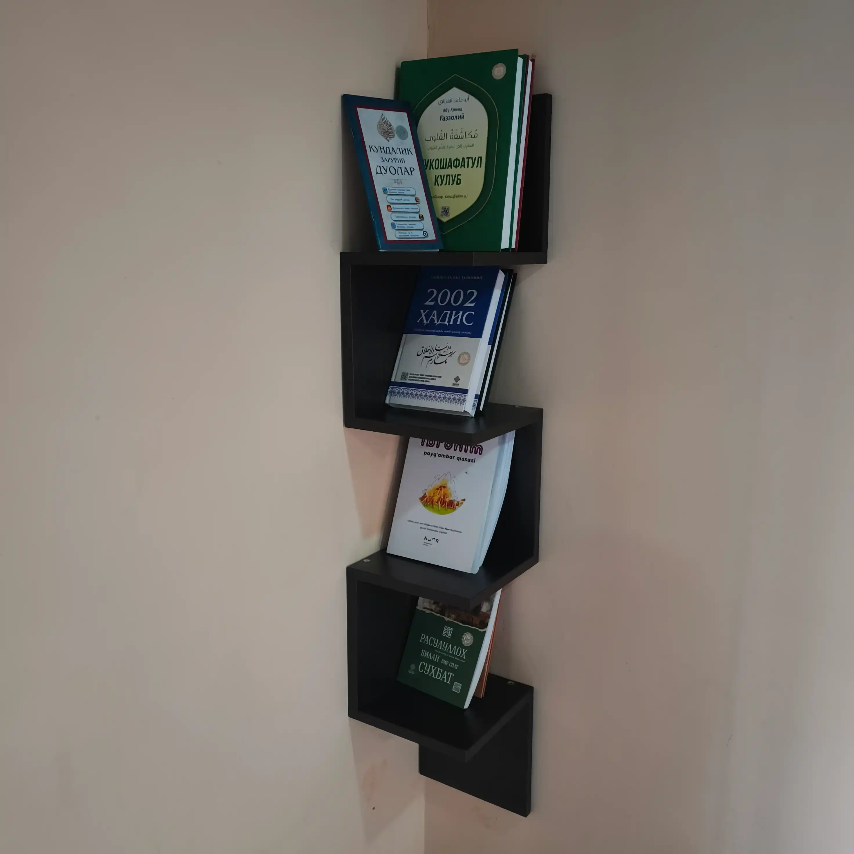 Burchak devor tokchasi kitob va dekor uchun, vertikal stelaj, osma dekorativ tokcha
