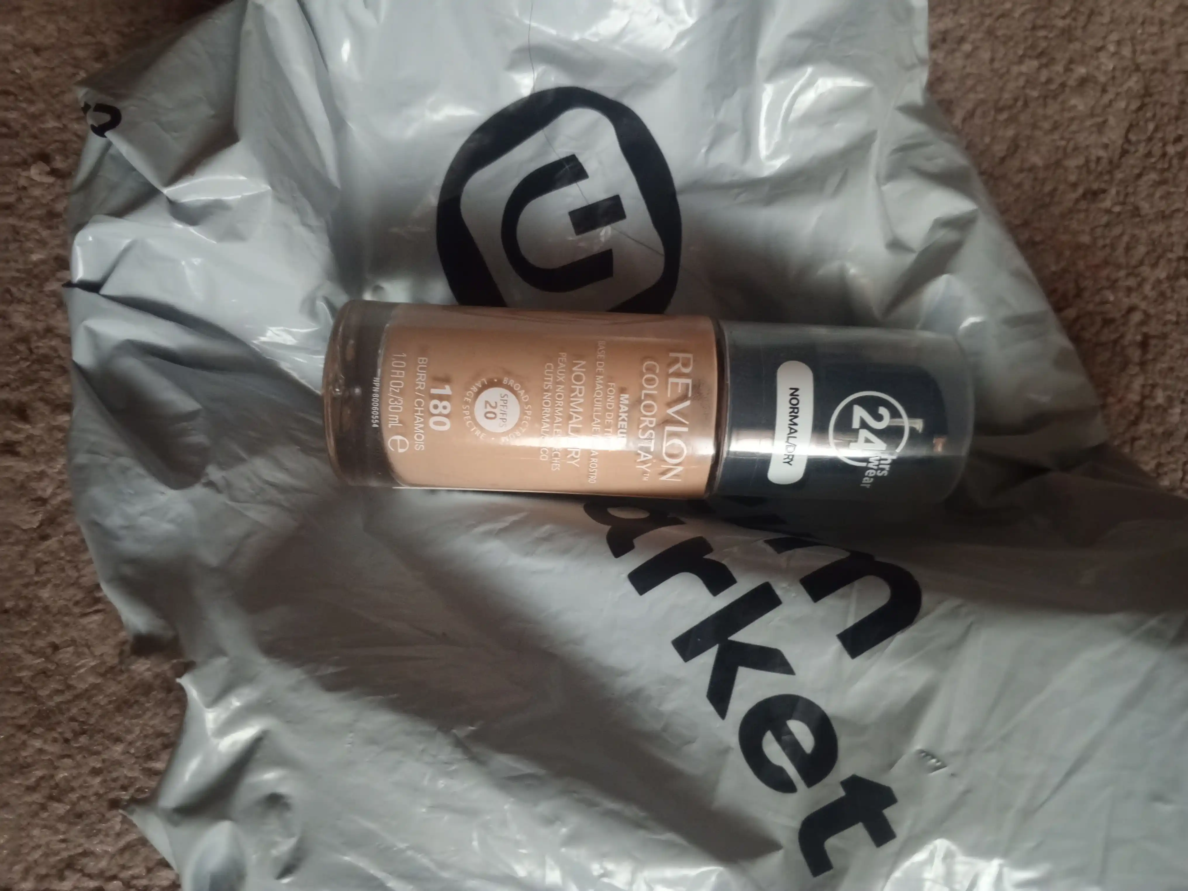 Normal va quruq teri uchun Revlon ColorStay 24h namlantiruvchi tonal kremi, 30 ml