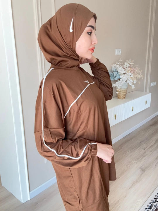 Ayollar uchun sport uslubidagi hijobli kostyum, oversize tunika va shim komplekt