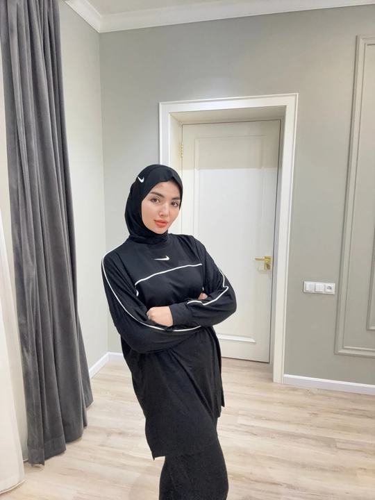 Ayollar uchun sport uslubidagi hijobli kostyum, oversize tunika va shim komplekt