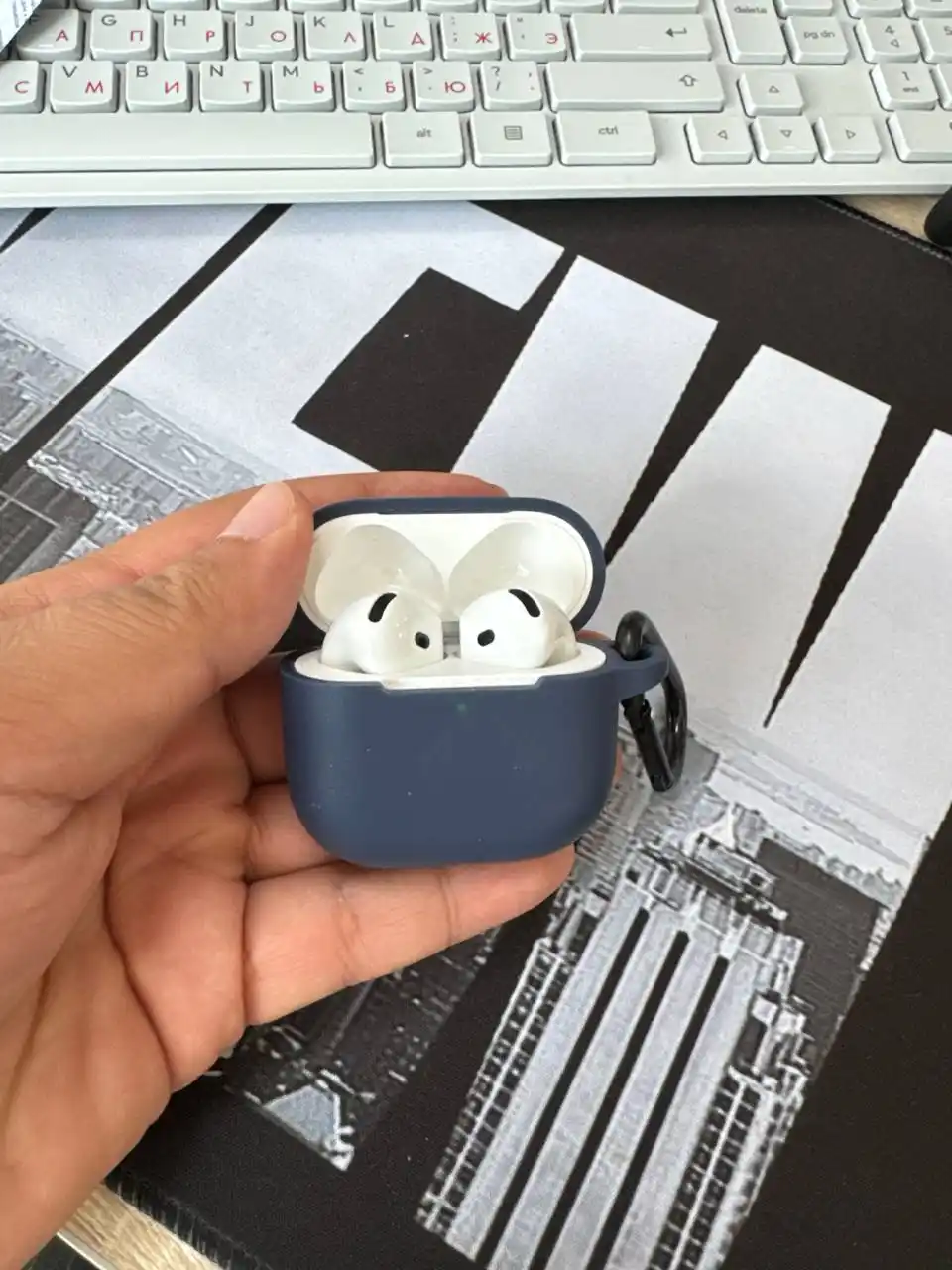 Чехлы для наушников, Green Lion Silicone Case, AirPods 4, Pro 2/Pro 3. Чехол с карабином