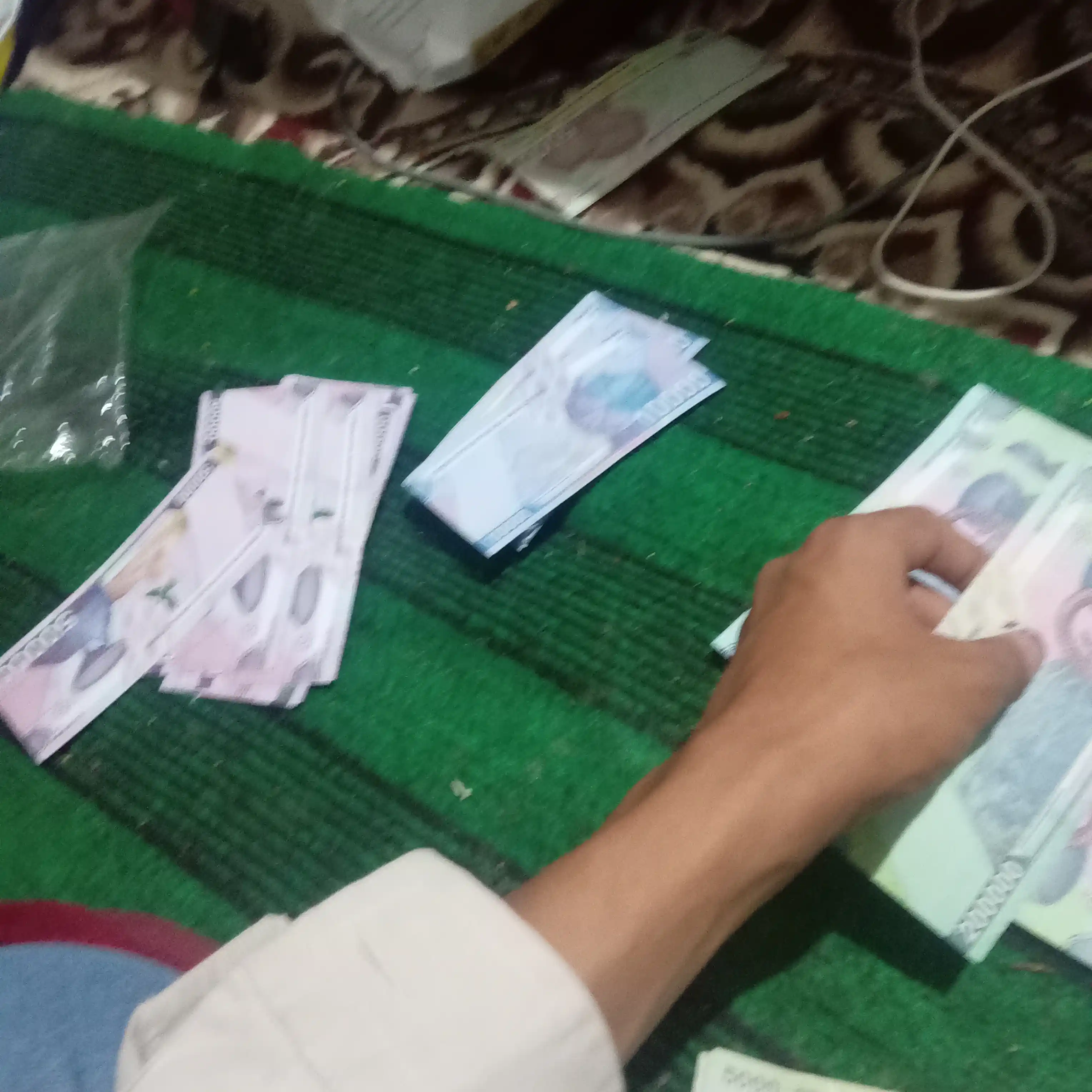 Suvenir pullar, so‘m kupyuralari, 50 ming, 100 mimg, 200 ming