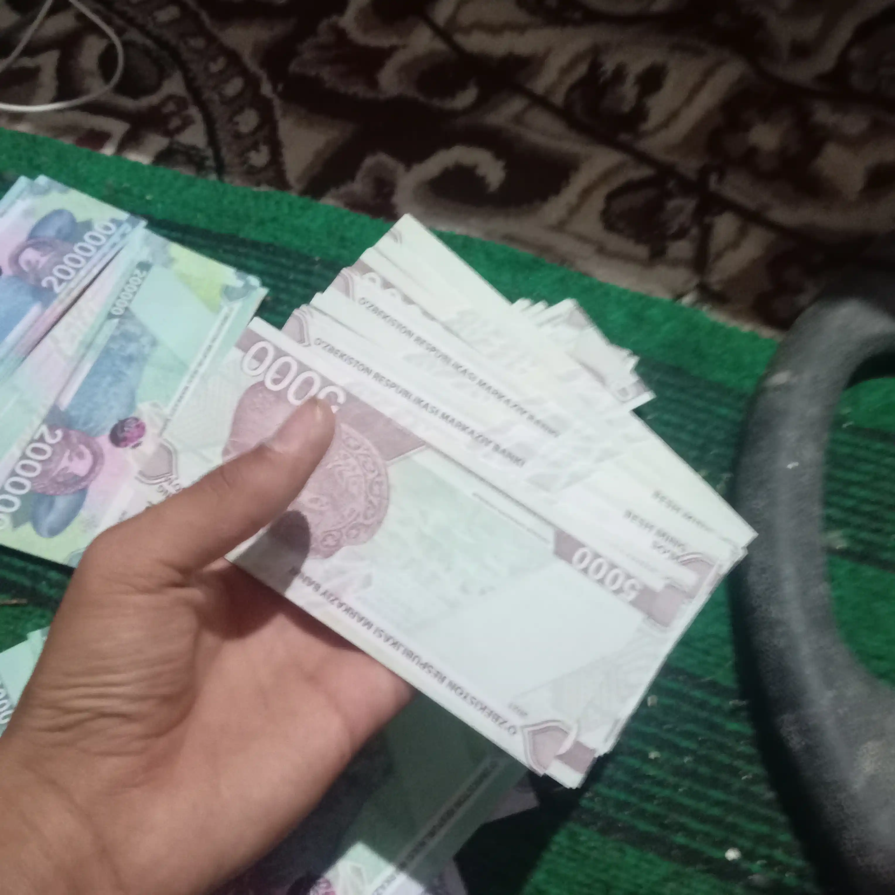 Suvenir pullar, so‘m kupyuralari, 50 ming, 100 mimg, 200 ming