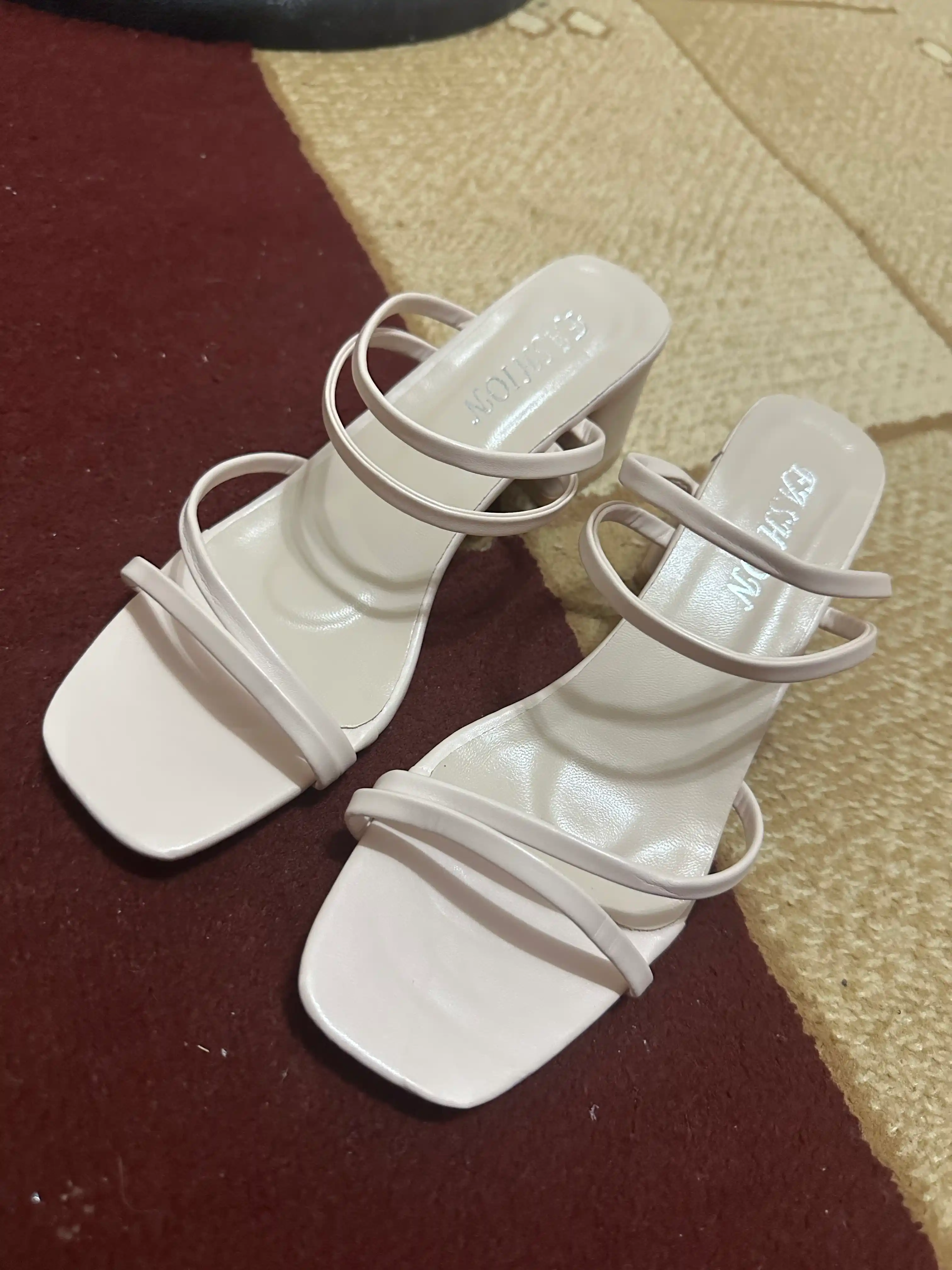 Ayollar uchun bosonojka yozgi, o‘rta poshna, kvadrat burun, minimalistik yozgi sandal