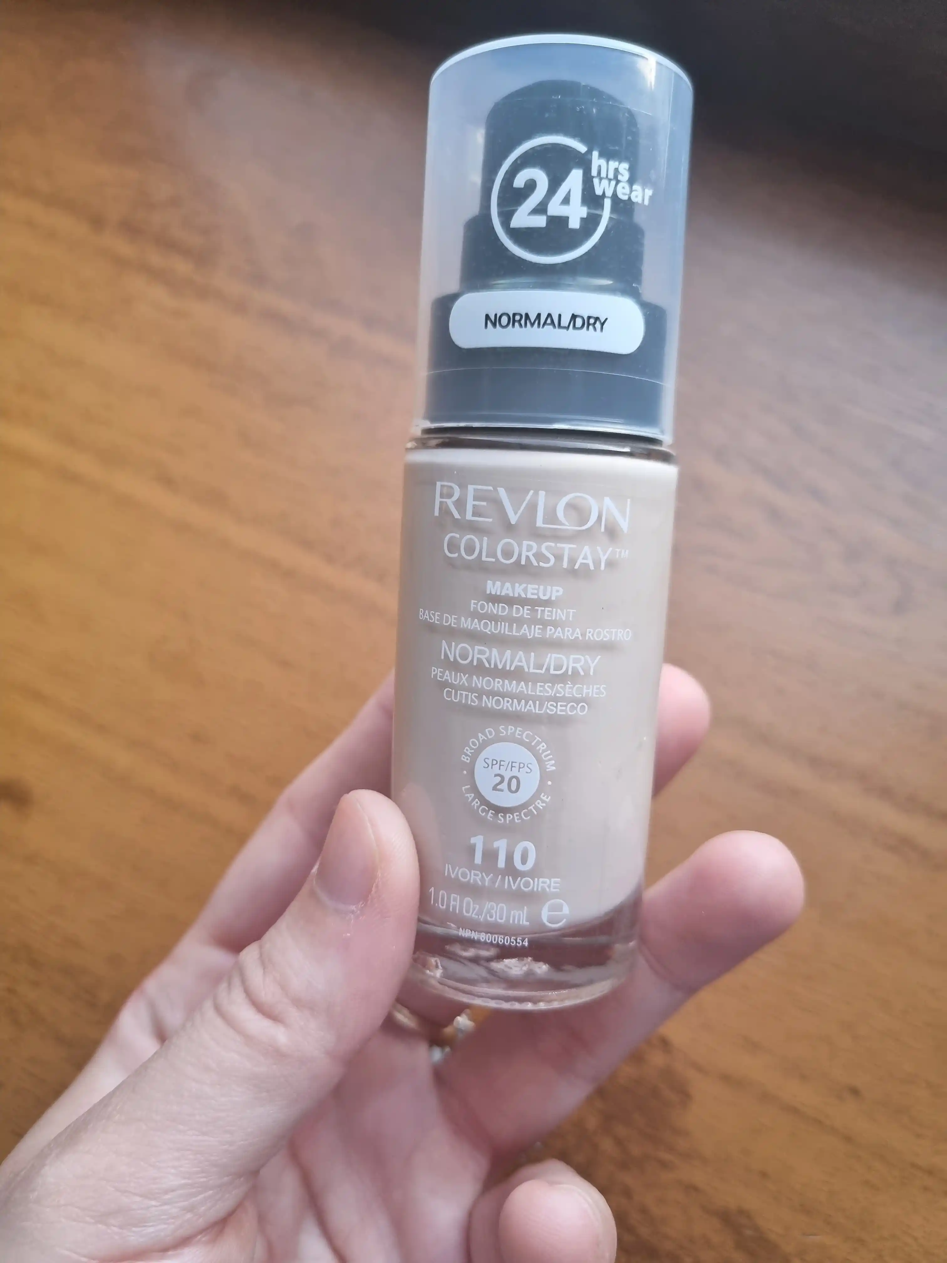 Normal va quruq teri uchun Revlon ColorStay 24h namlantiruvchi tonal kremi, 30 ml
