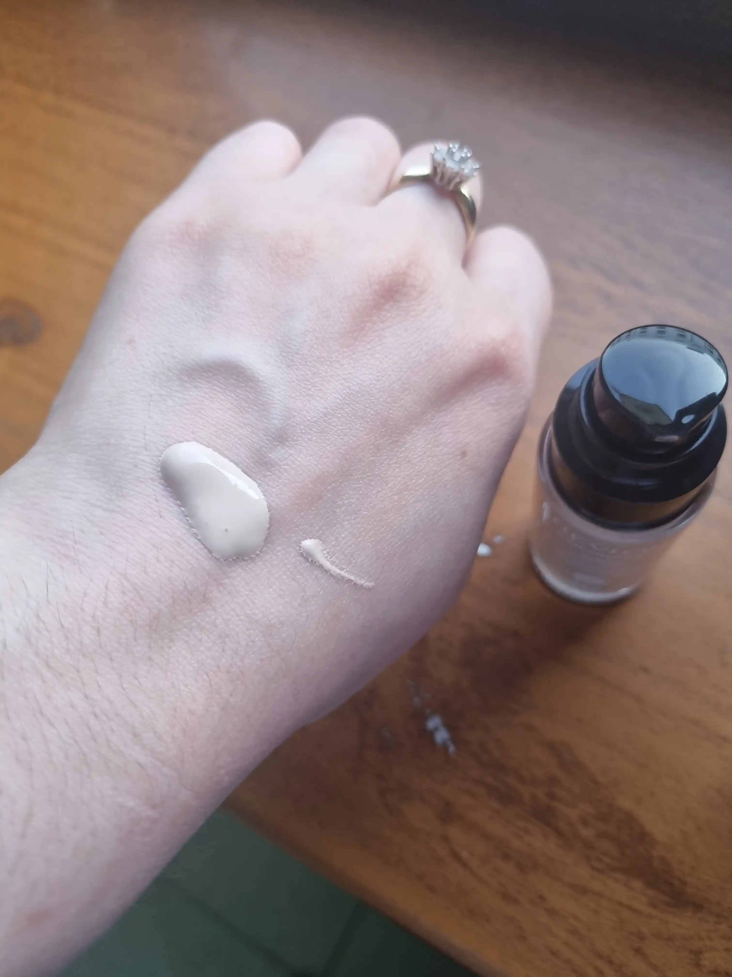 Normal va quruq teri uchun Revlon ColorStay 24h namlantiruvchi tonal kremi, 30 ml