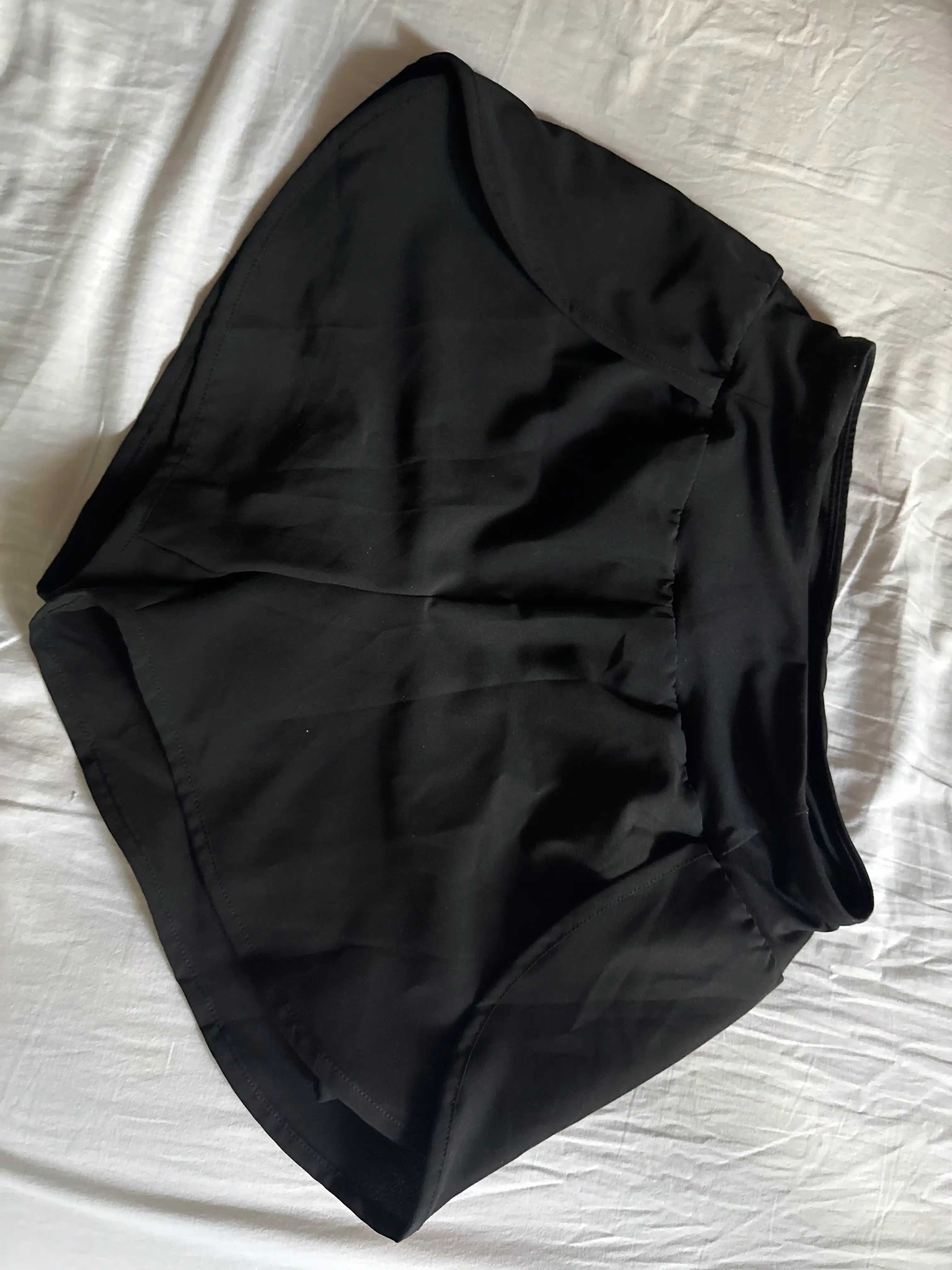 Ayollar sport shortigi, ikki qavatli, velosipedlar bilan, baland o‘rindiqda, taytslar bilan