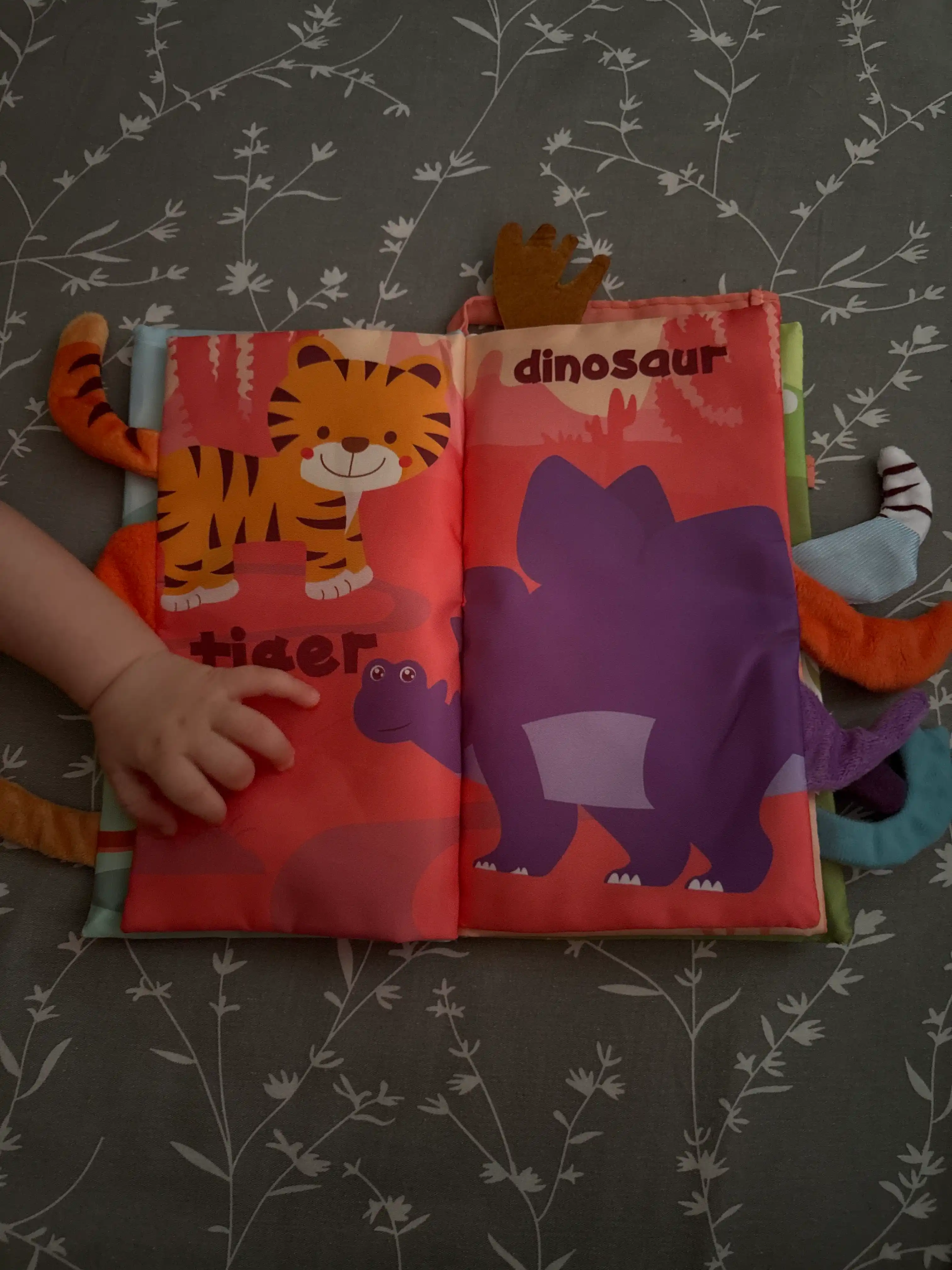 Yumshoq rivojlantiruvchi kitobcha - shovqin, ingliz tilidagi o‘yinchoq, bolalar uchun shovqin kitobchasi