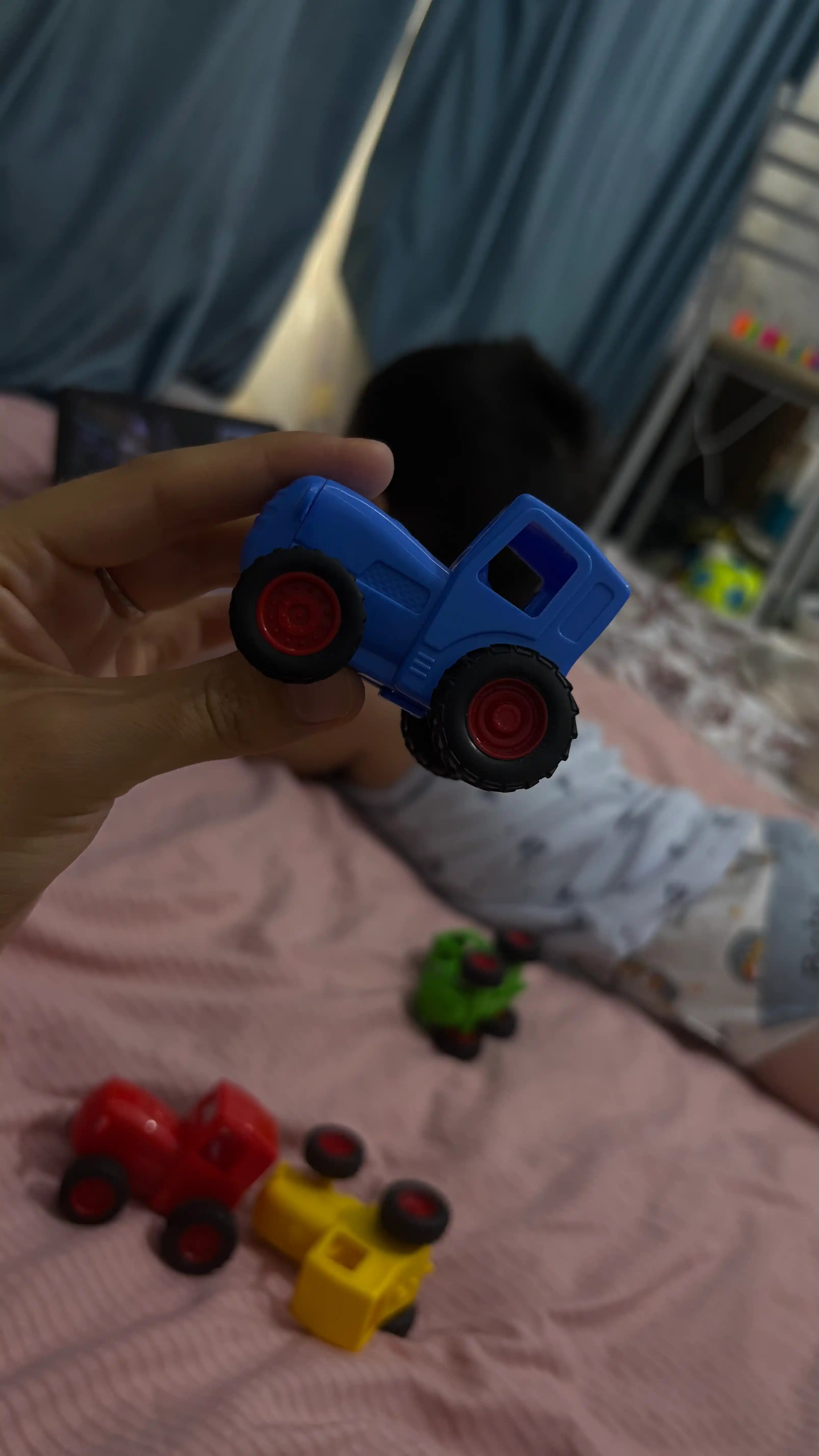 Ko'k traktor o‘yinchog‘i – 4 dona, bolalar uchun mini traktorlar to‘plami