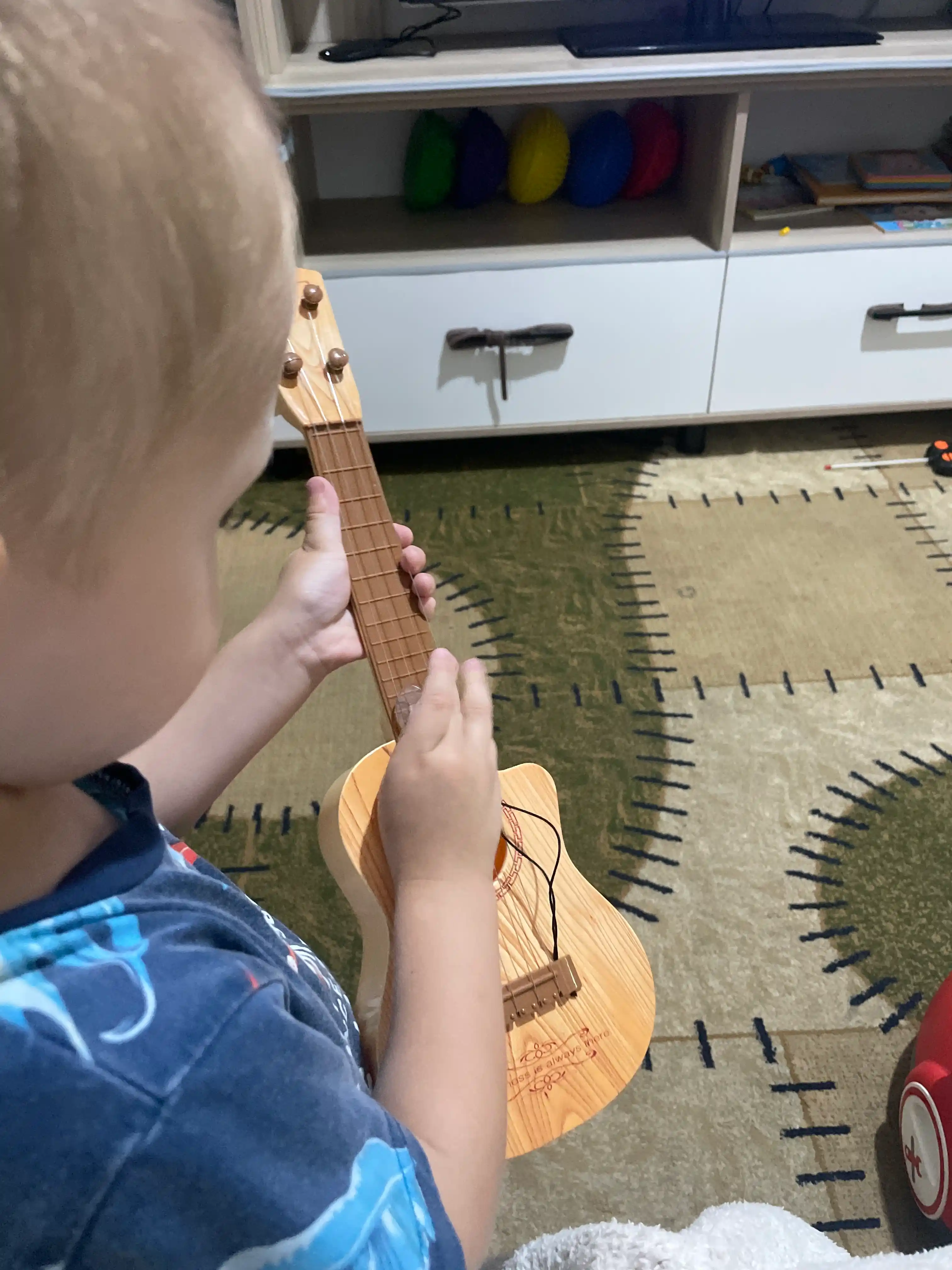 Bolalar uchun ukulele gitara