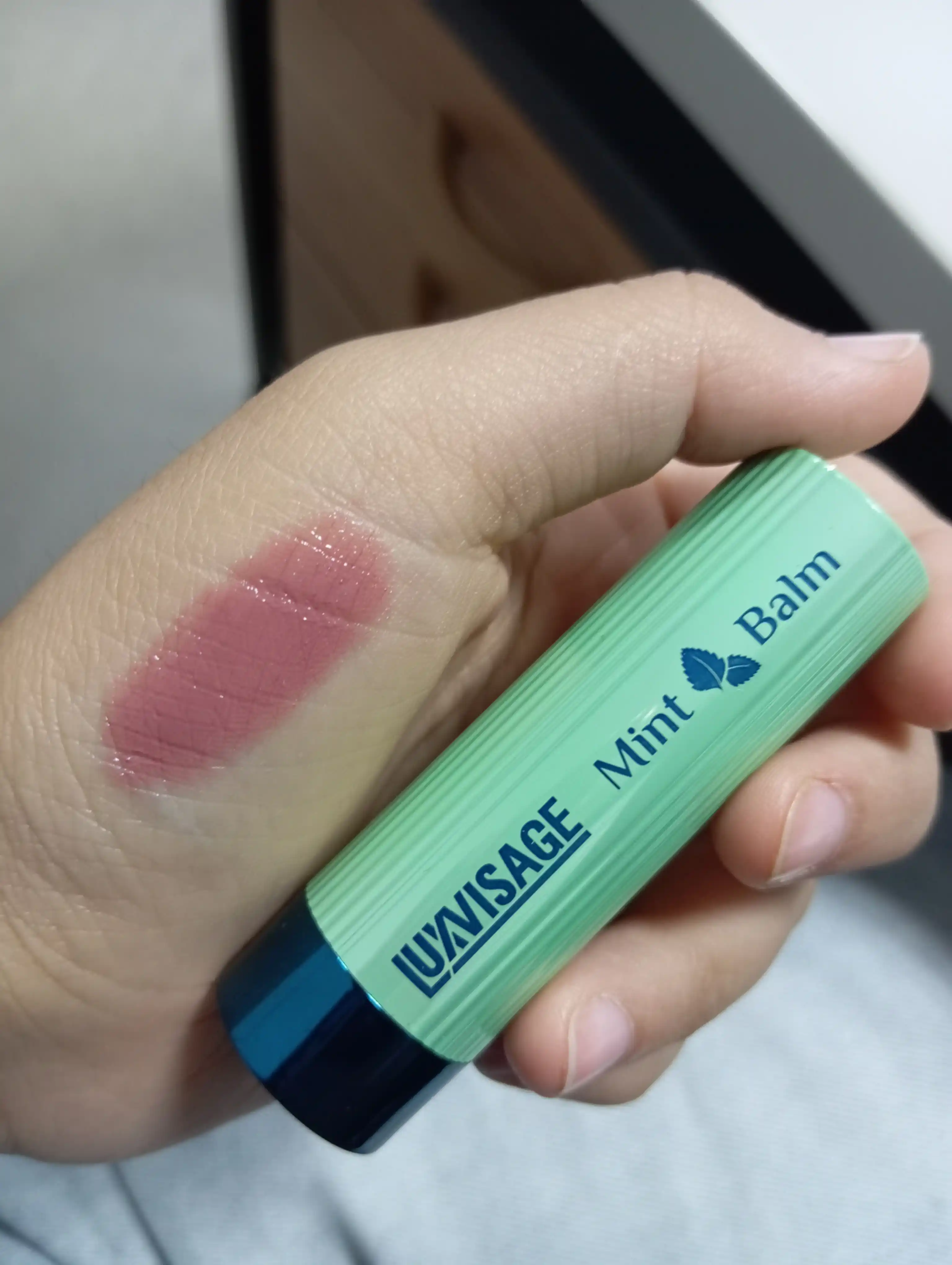 LUXVISAGE Mint Balm lab bo‘yog‘i-balzami, namlantiruvchi ta’sirga ega