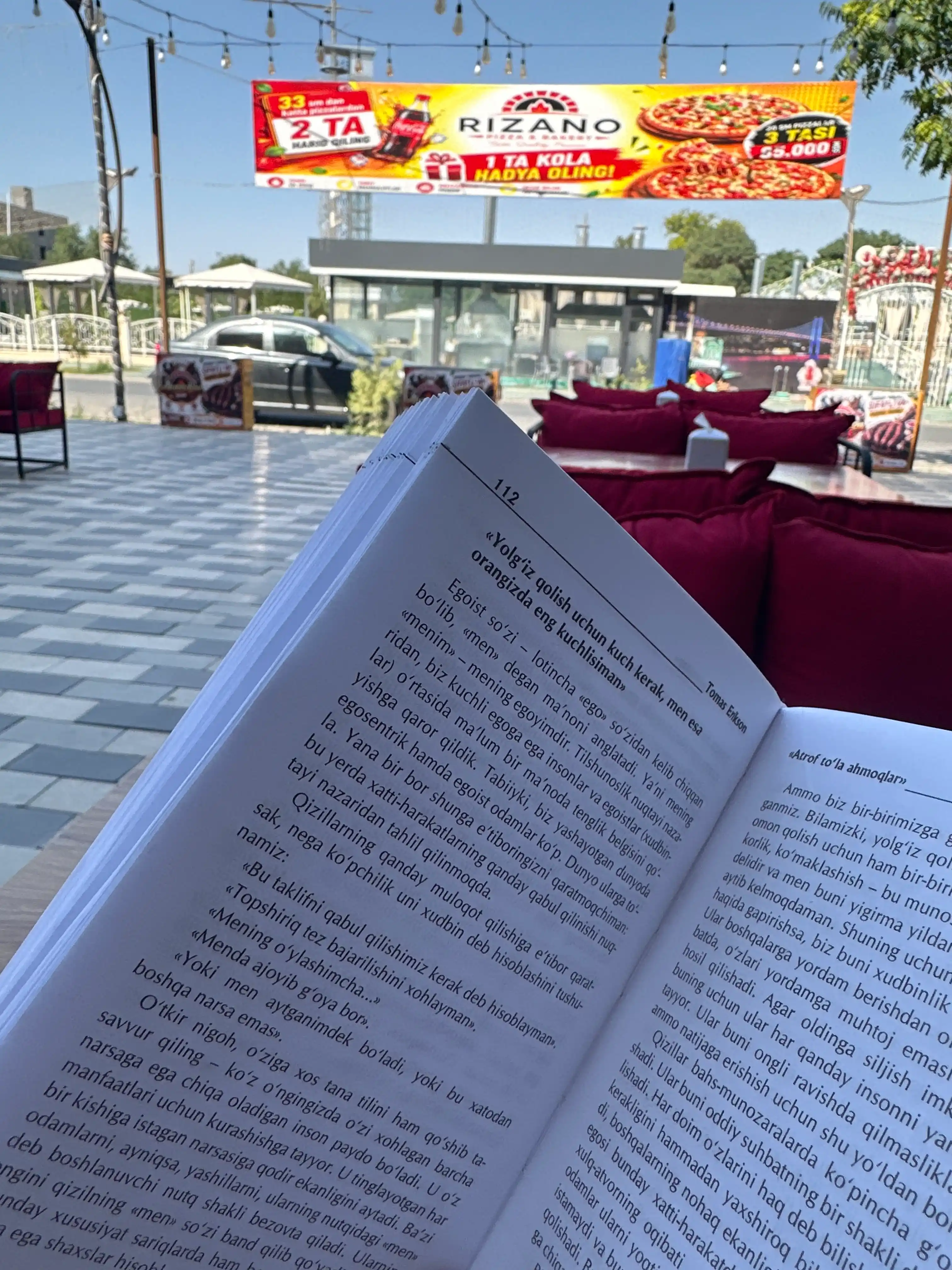 Atrof to‘la ahmoqlar, Tomas Erikson
