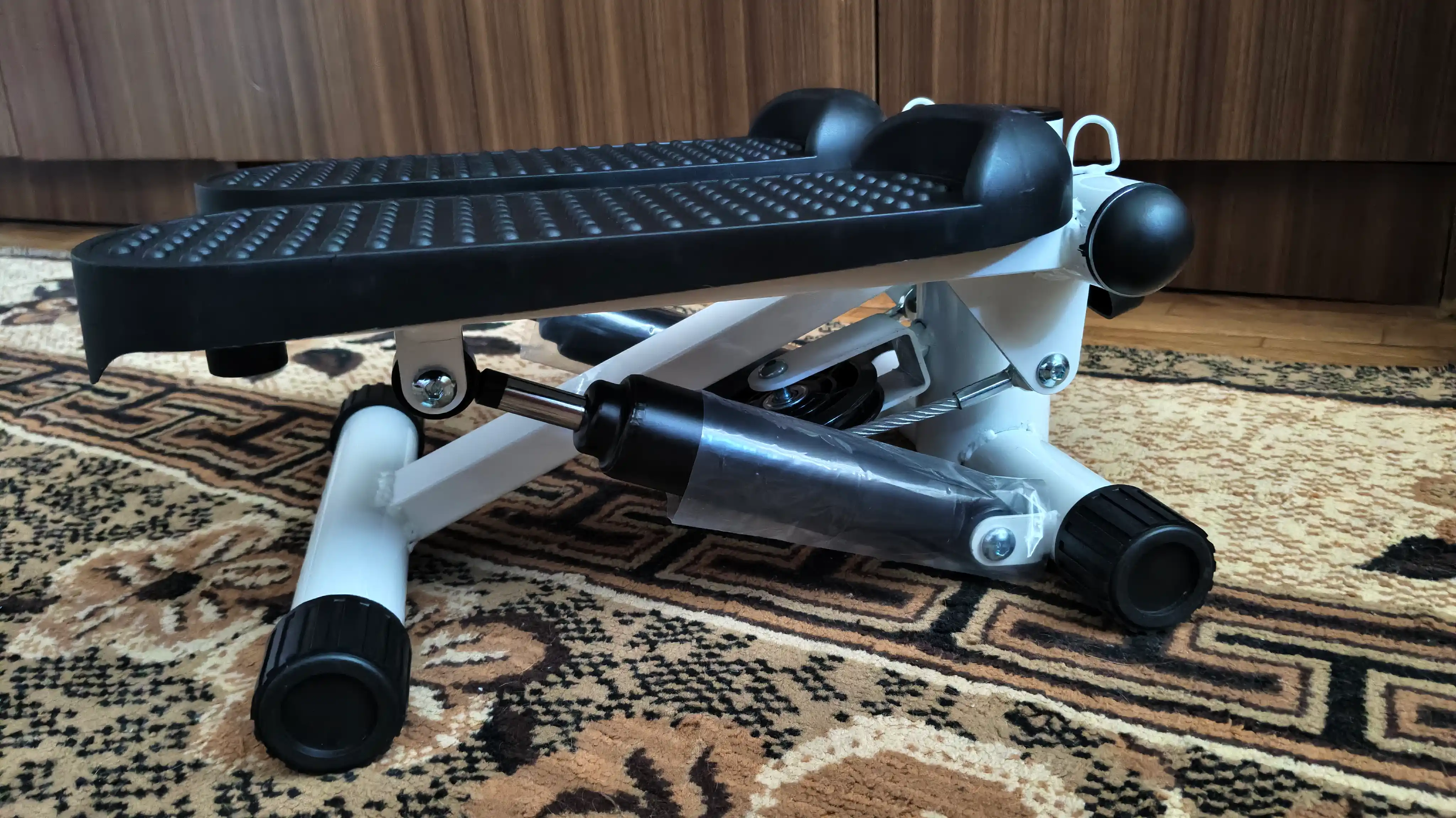 Mini stepper trenajor – uy sharoitida kardio va oyoq mashqlari uchun