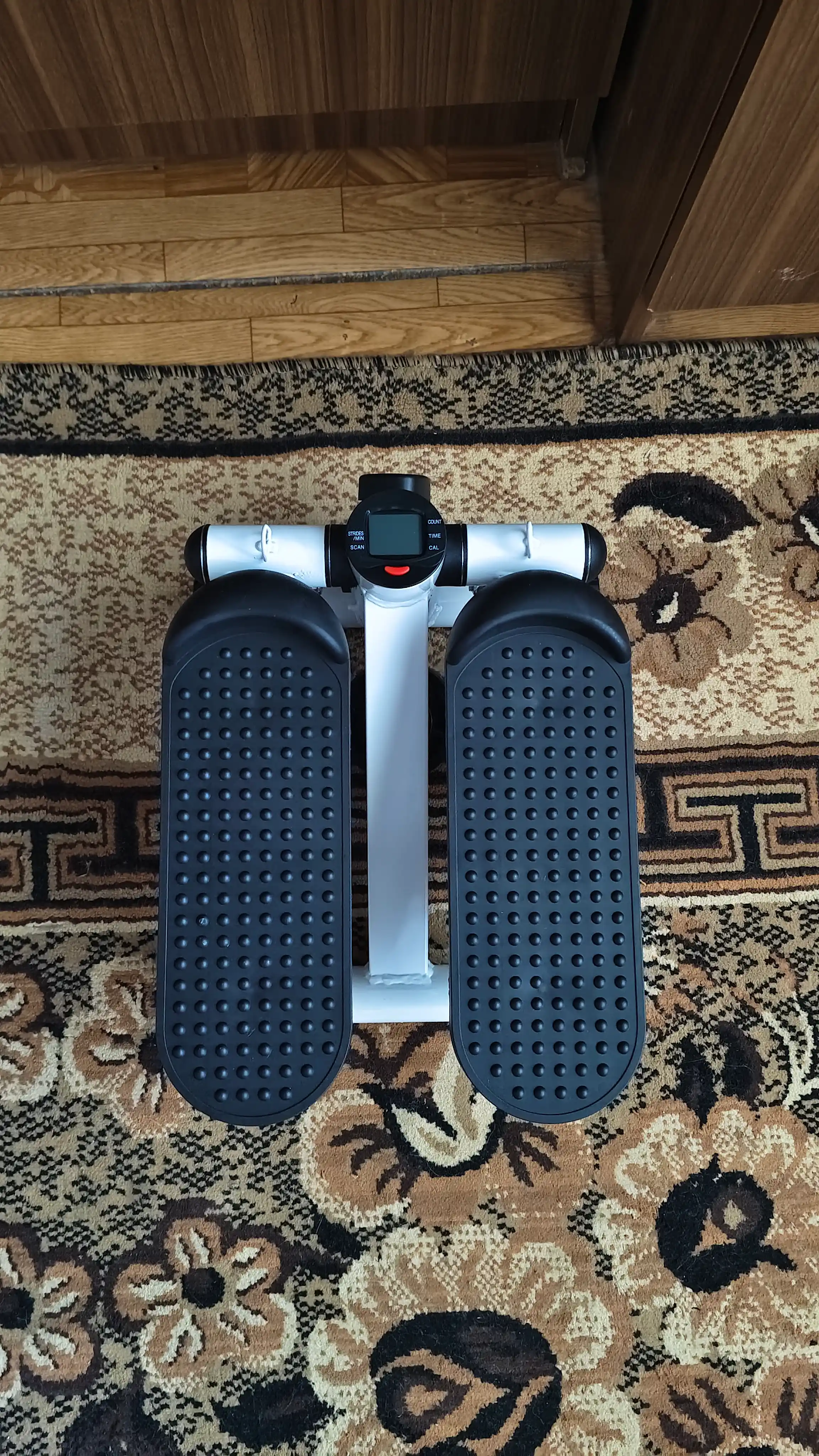 Mini stepper trenajor – uy sharoitida kardio va oyoq mashqlari uchun