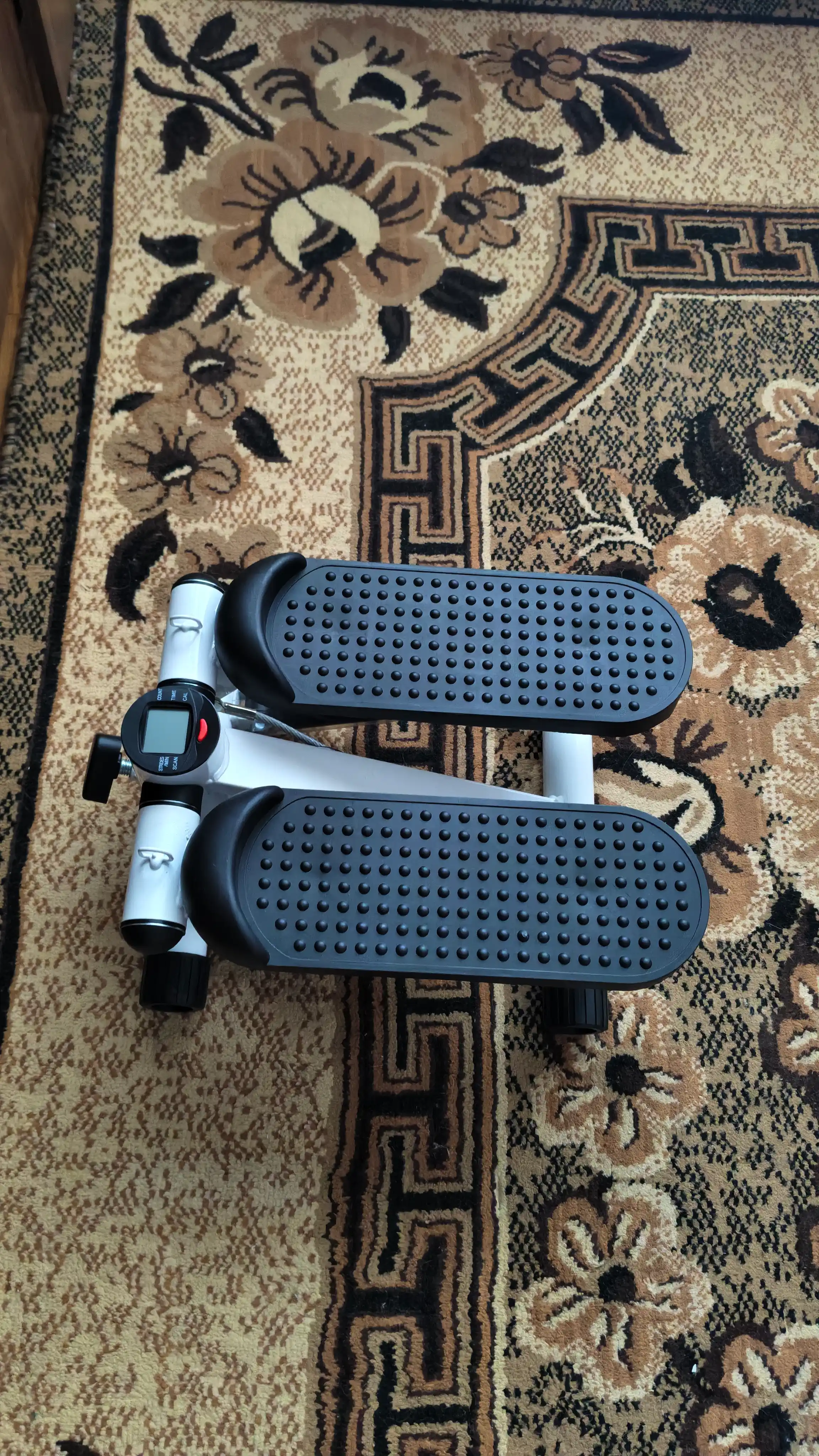 Mini stepper trenajor – uy sharoitida kardio va oyoq mashqlari uchun