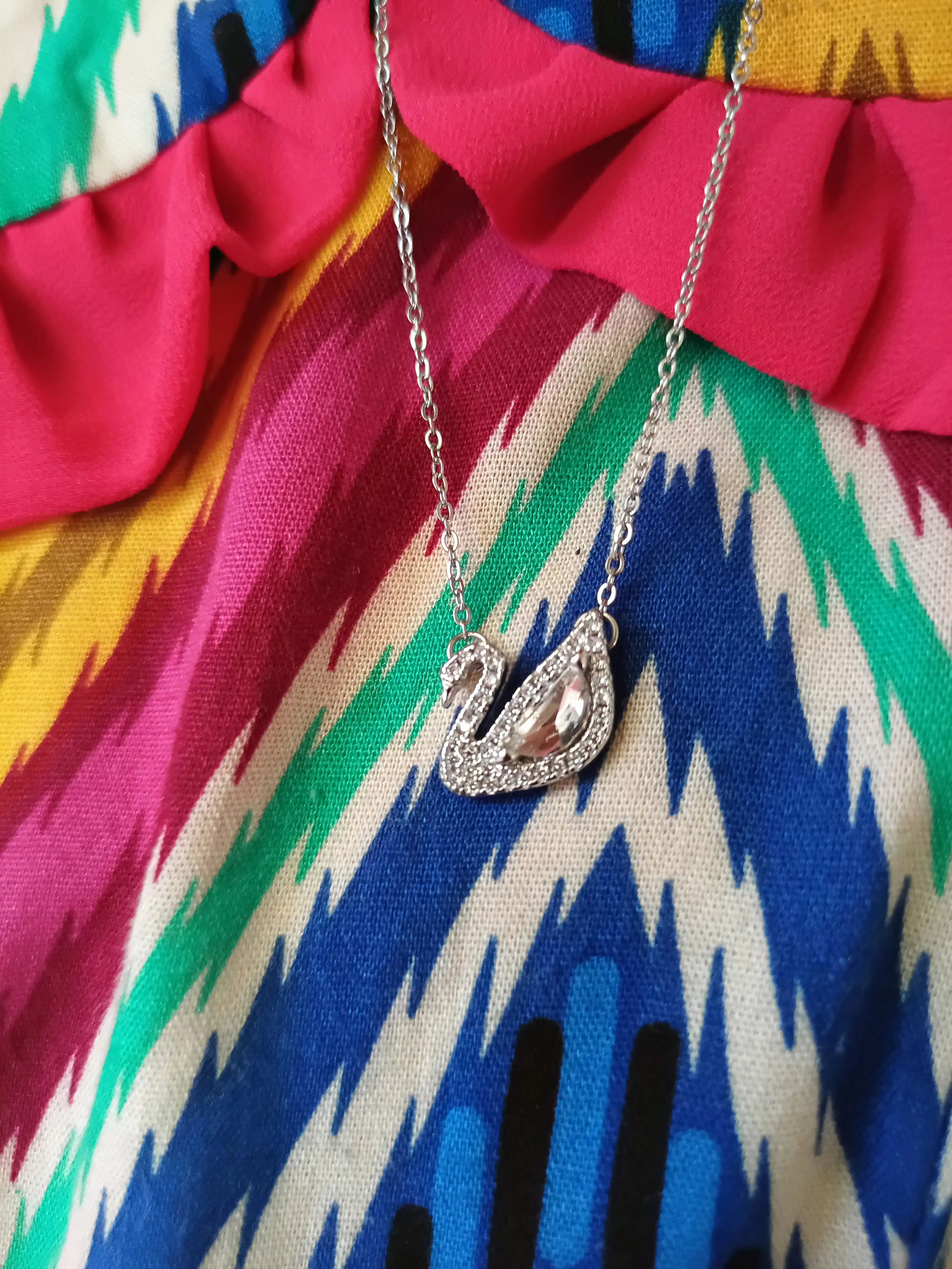 Ayollar zanjiri - oqqush shaklidagi marjon, SWAROVSKI kristallari bilan bezatilgan