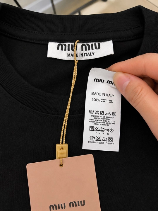 Ayollar uchun Miu Miu Premium futbolkasi, 100% paxta, dekorativ logotipli